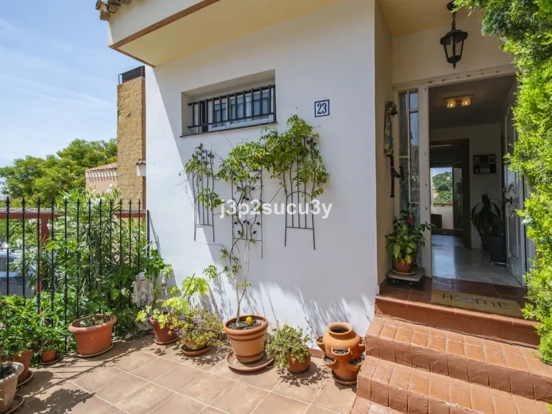 This semi-detached house is located in the hills of Sierra Bermeja, in the Forest Hills urbanisation of Estepona, nestled in nature and surrounded by lush vegetation and mountain air.