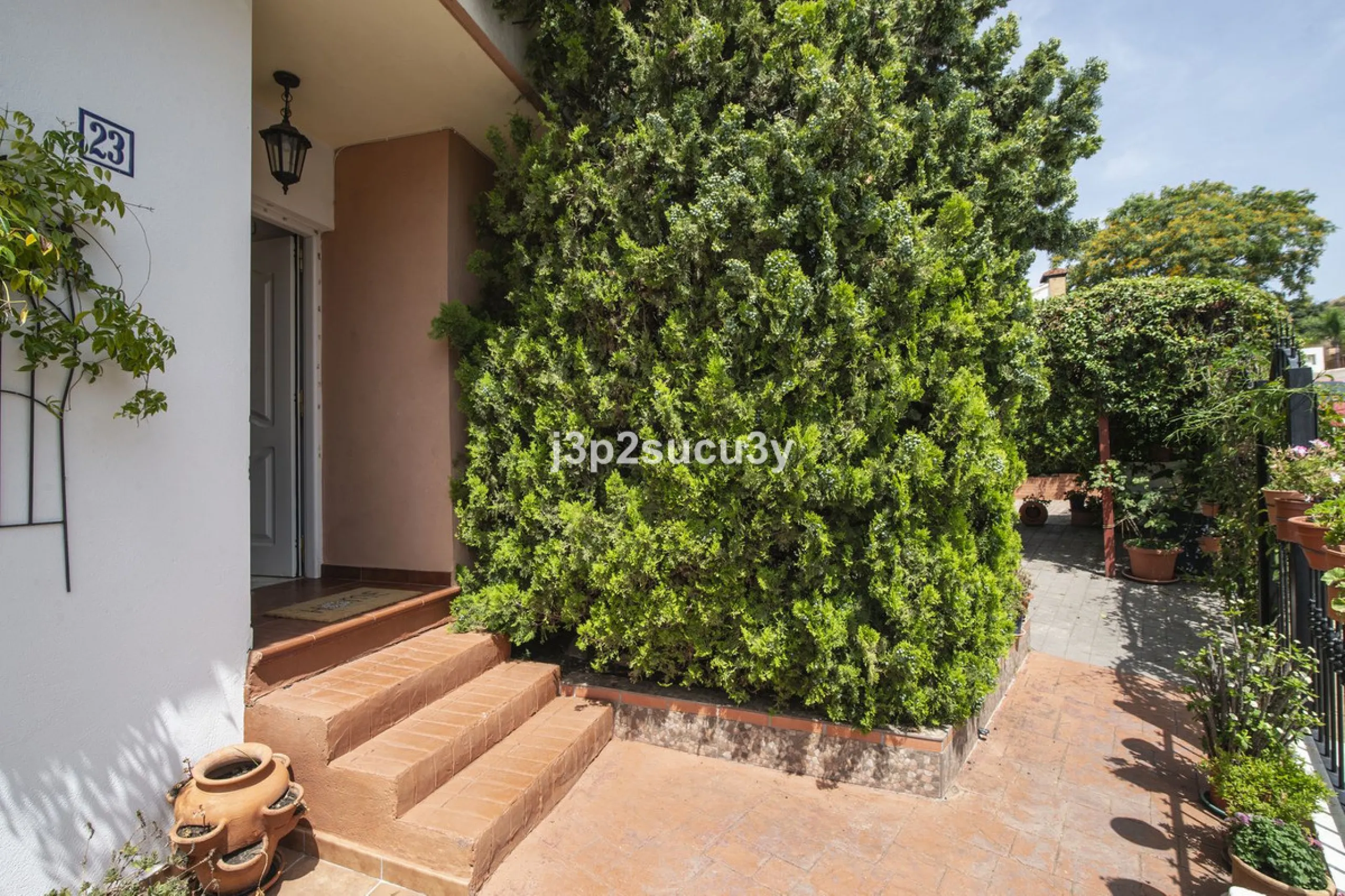 This semi-detached house is located in the hills of Sierra Bermeja, in the Forest Hills urbanisation of Estepona, nestled in nature and surrounded by lush vegetation and mountain air.