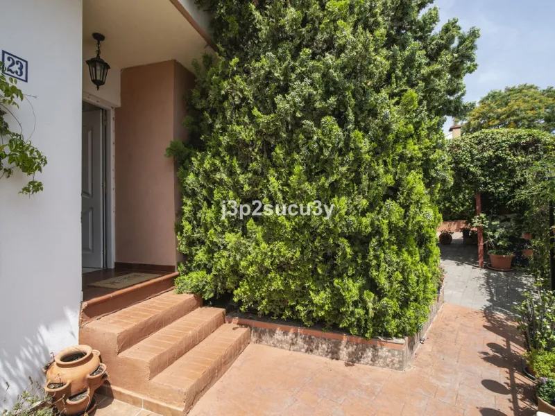 This semi-detached house is located in the hills of Sierra Bermeja, in the Forest Hills urbanisation of Estepona, nestled in nature and surrounded by lush vegetation and mountain air.