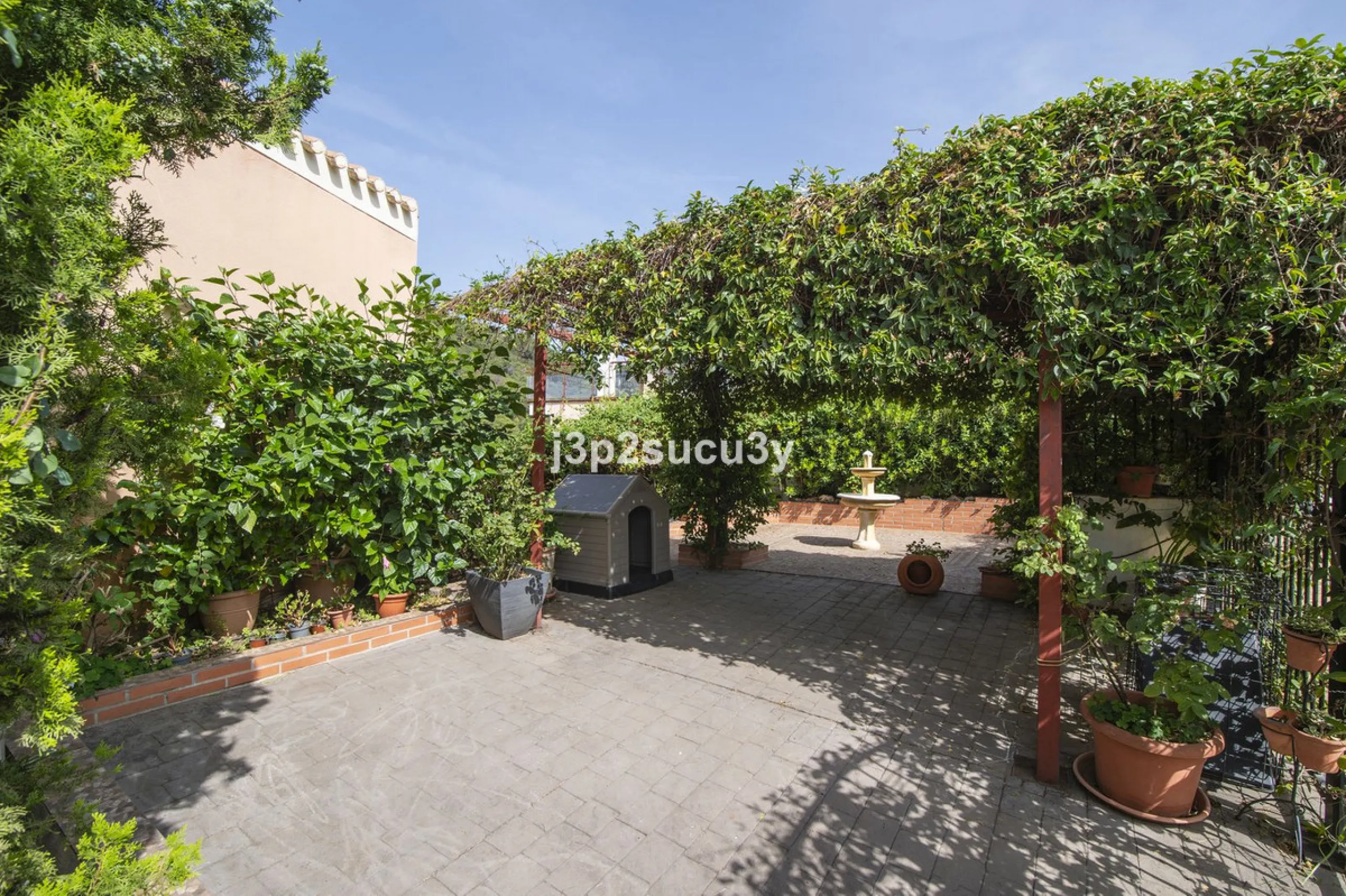 This semi-detached house is located in the hills of Sierra Bermeja, in the Forest Hills urbanisation of Estepona, nestled in nature and surrounded by lush vegetation and mountain air.