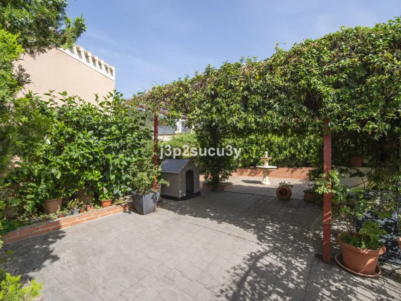 This semi-detached house is located in the hills of Sierra Bermeja, in the Forest Hills urbanisation of Estepona, nestled in nature and surrounded by lush vegetation and mountain air.