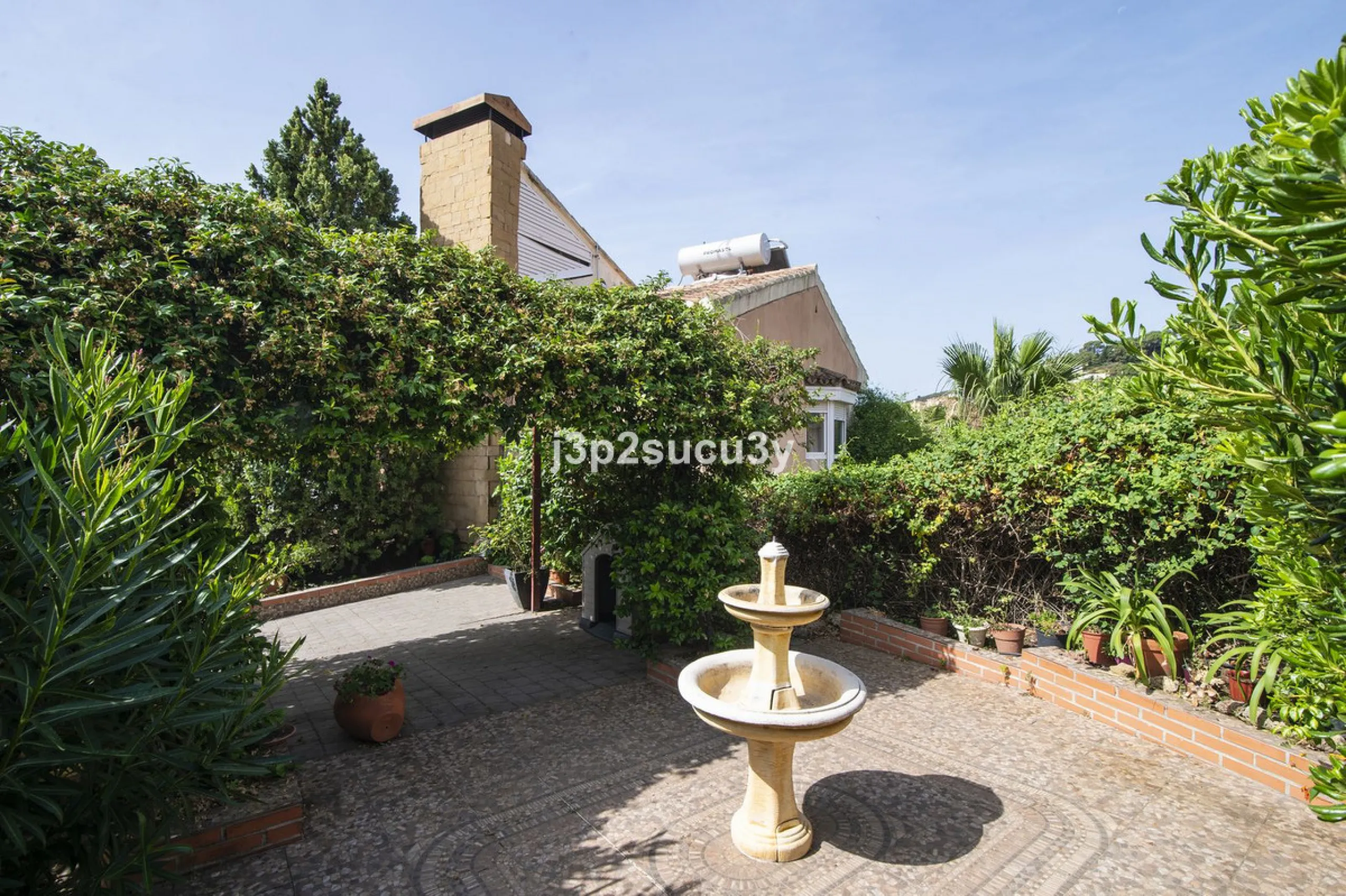 This semi-detached house is located in the hills of Sierra Bermeja, in the Forest Hills urbanisation of Estepona, nestled in nature and surrounded by lush vegetation and mountain air.