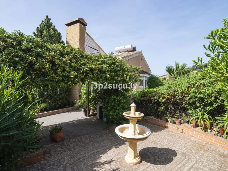 This semi-detached house is located in the hills of Sierra Bermeja, in the Forest Hills urbanisation of Estepona, nestled in nature and surrounded by lush vegetation and mountain air.