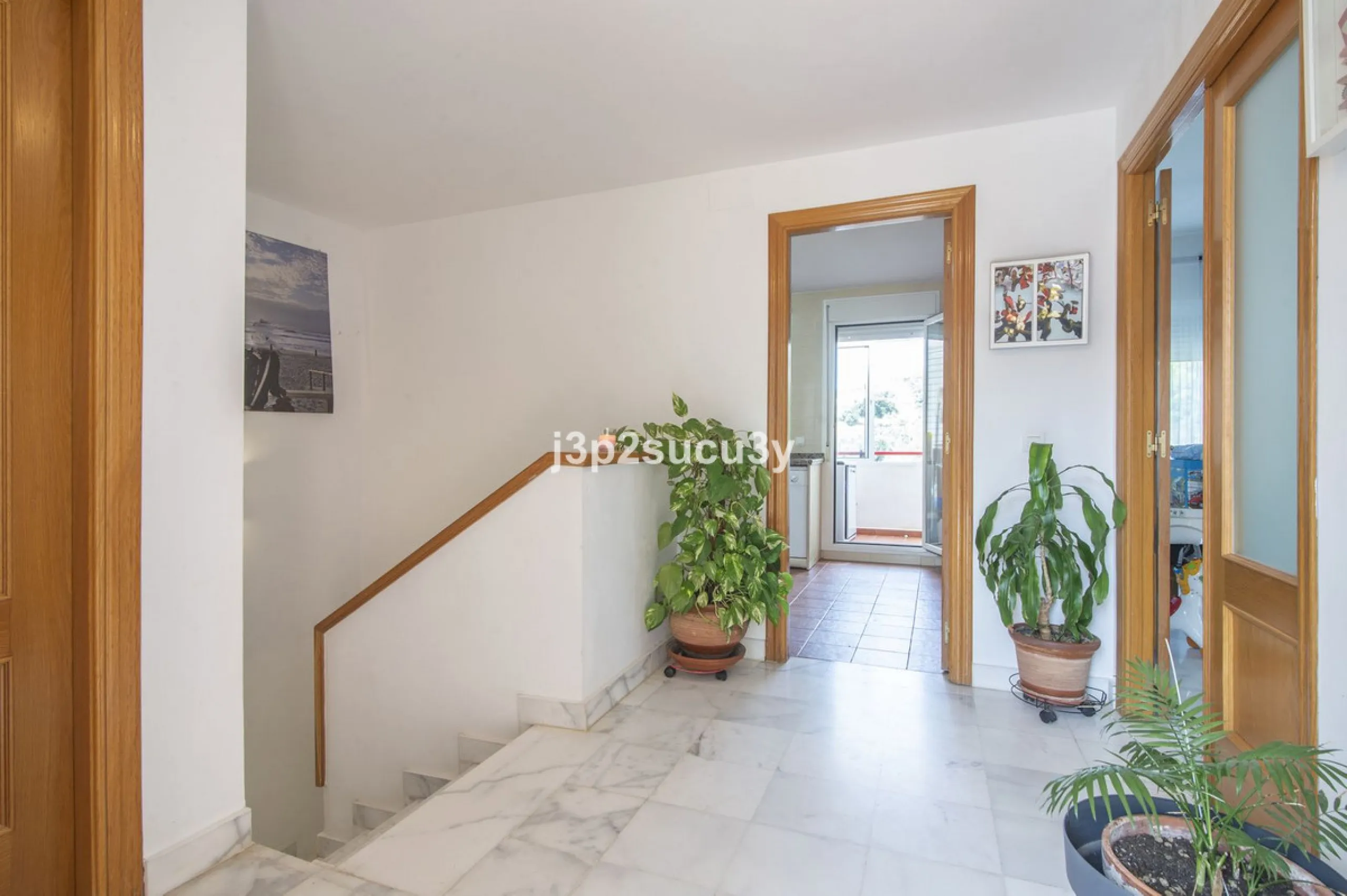 This semi-detached house is located in the hills of Sierra Bermeja, in the Forest Hills urbanisation of Estepona, nestled in nature and surrounded by lush vegetation and mountain air.