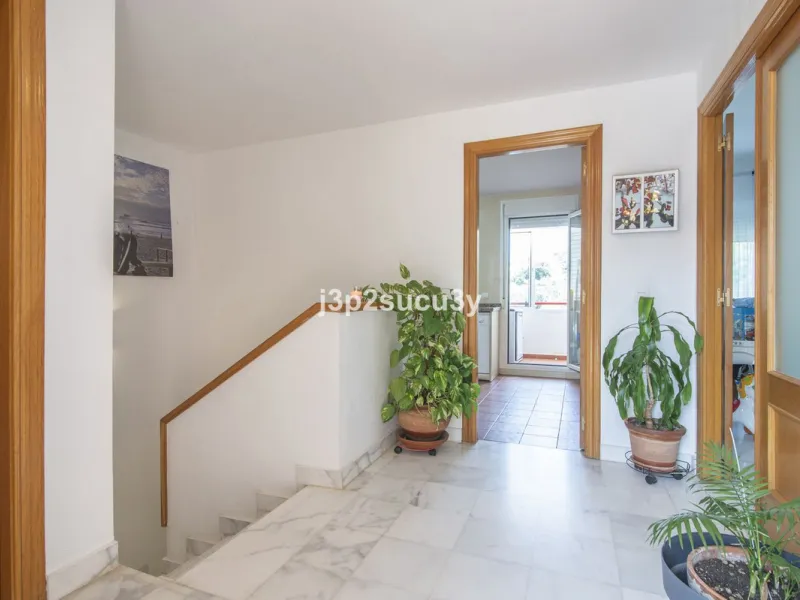 This semi-detached house is located in the hills of Sierra Bermeja, in the Forest Hills urbanisation of Estepona, nestled in nature and surrounded by lush vegetation and mountain air.