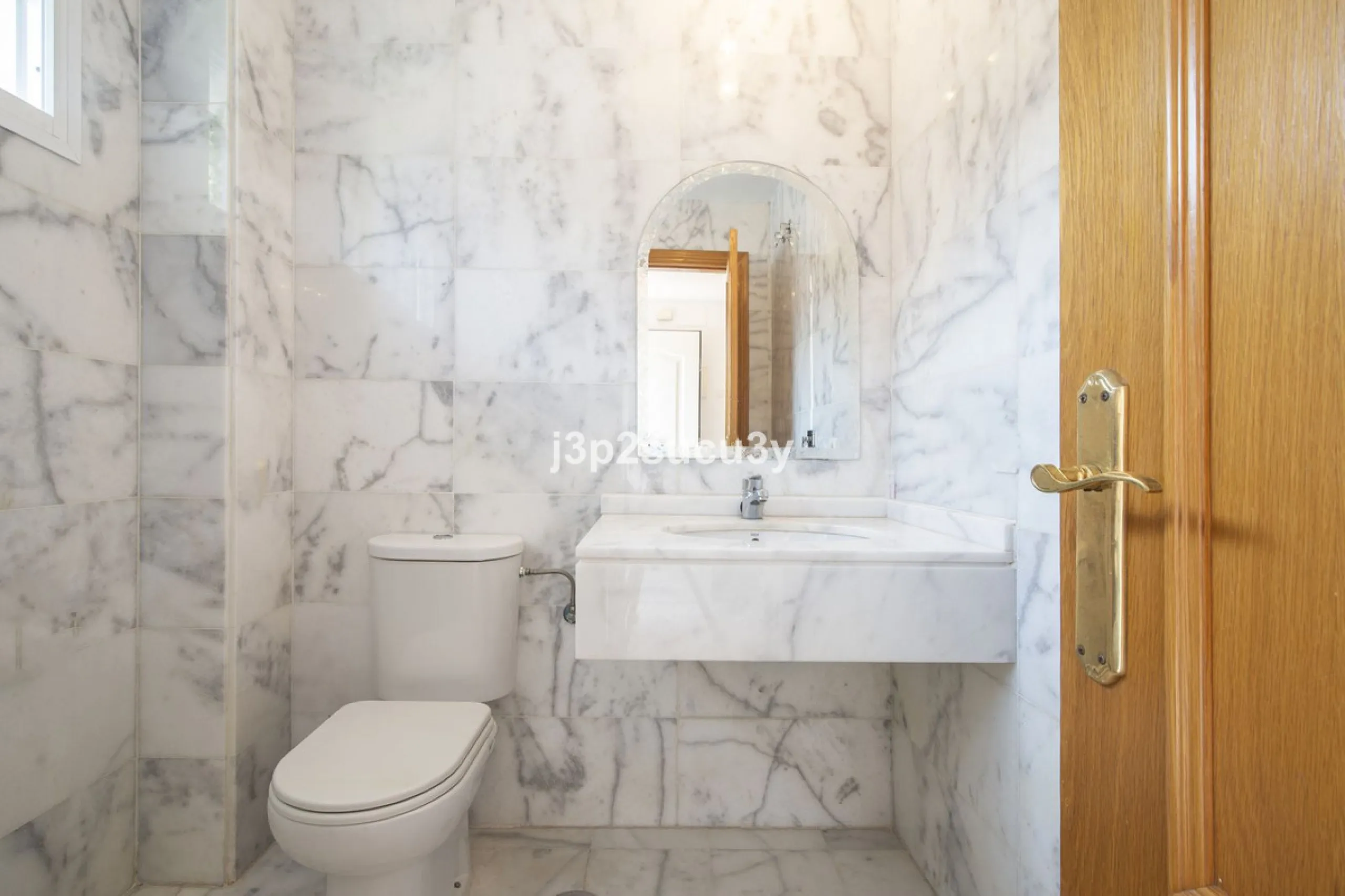 This semi-detached house is located in the hills of Sierra Bermeja, in the Forest Hills urbanisation of Estepona, nestled in nature and surrounded by lush vegetation and mountain air.