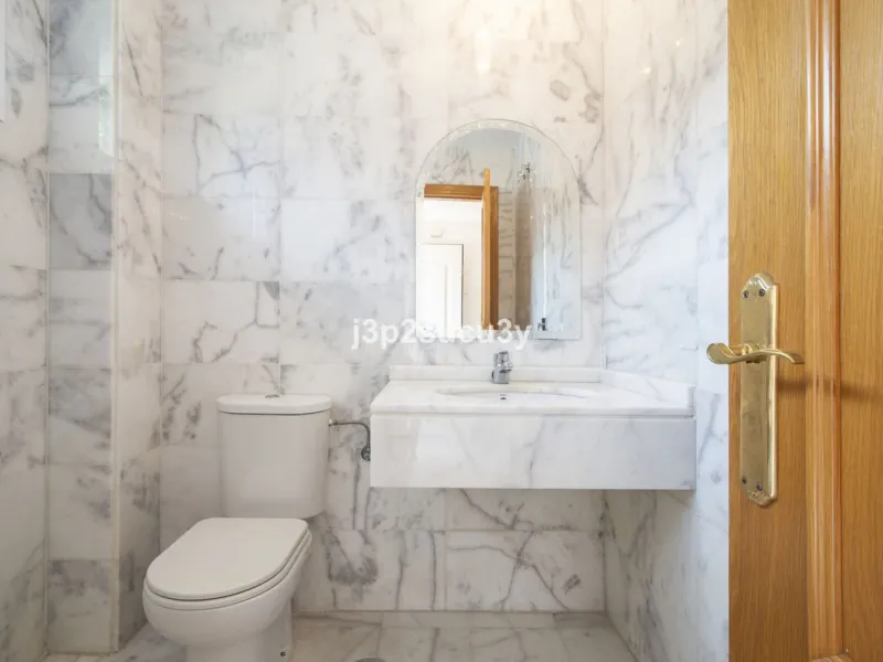 This semi-detached house is located in the hills of Sierra Bermeja, in the Forest Hills urbanisation of Estepona, nestled in nature and surrounded by lush vegetation and mountain air.
