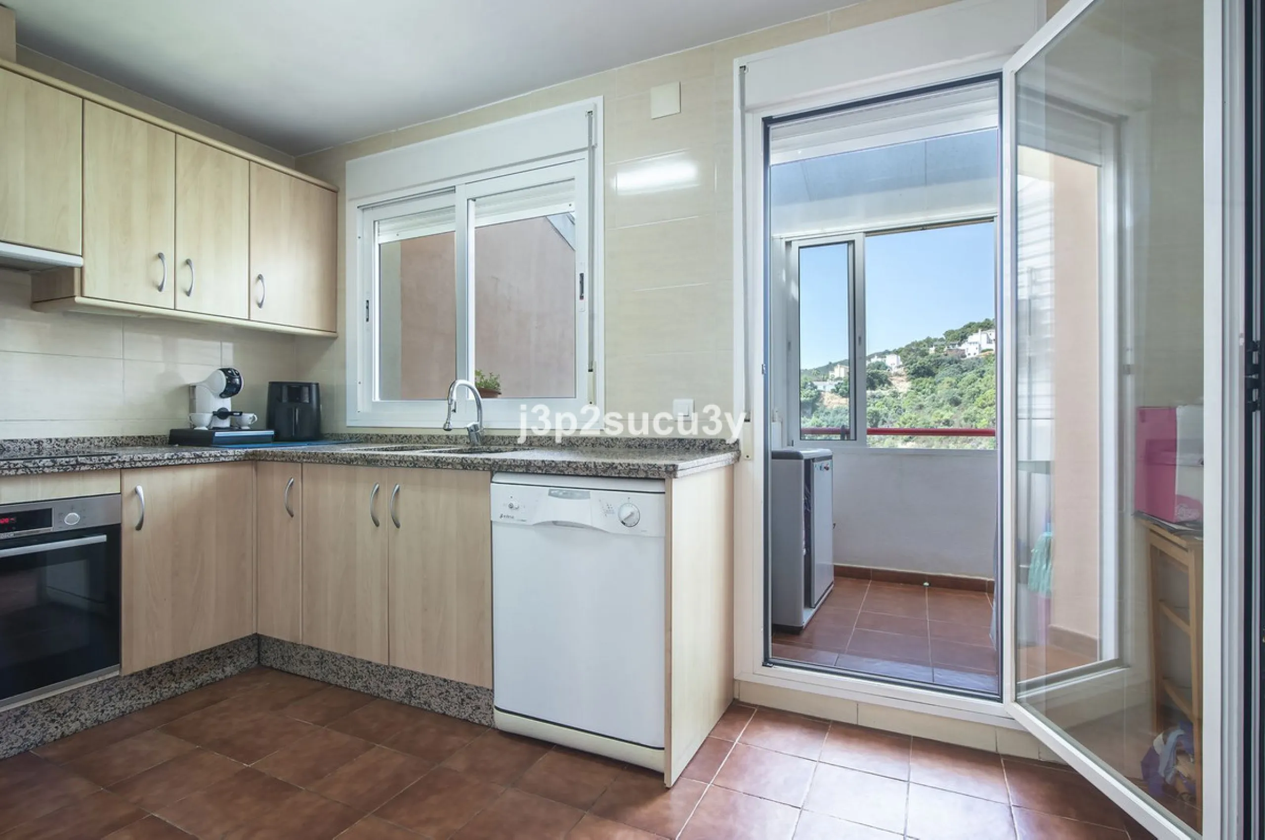 This semi-detached house is located in the hills of Sierra Bermeja, in the Forest Hills urbanisation of Estepona, nestled in nature and surrounded by lush vegetation and mountain air.