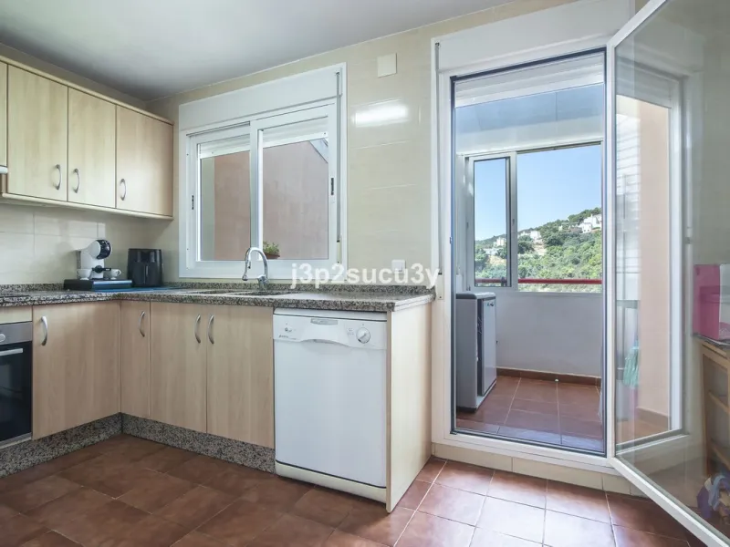 This semi-detached house is located in the hills of Sierra Bermeja, in the Forest Hills urbanisation of Estepona, nestled in nature and surrounded by lush vegetation and mountain air.