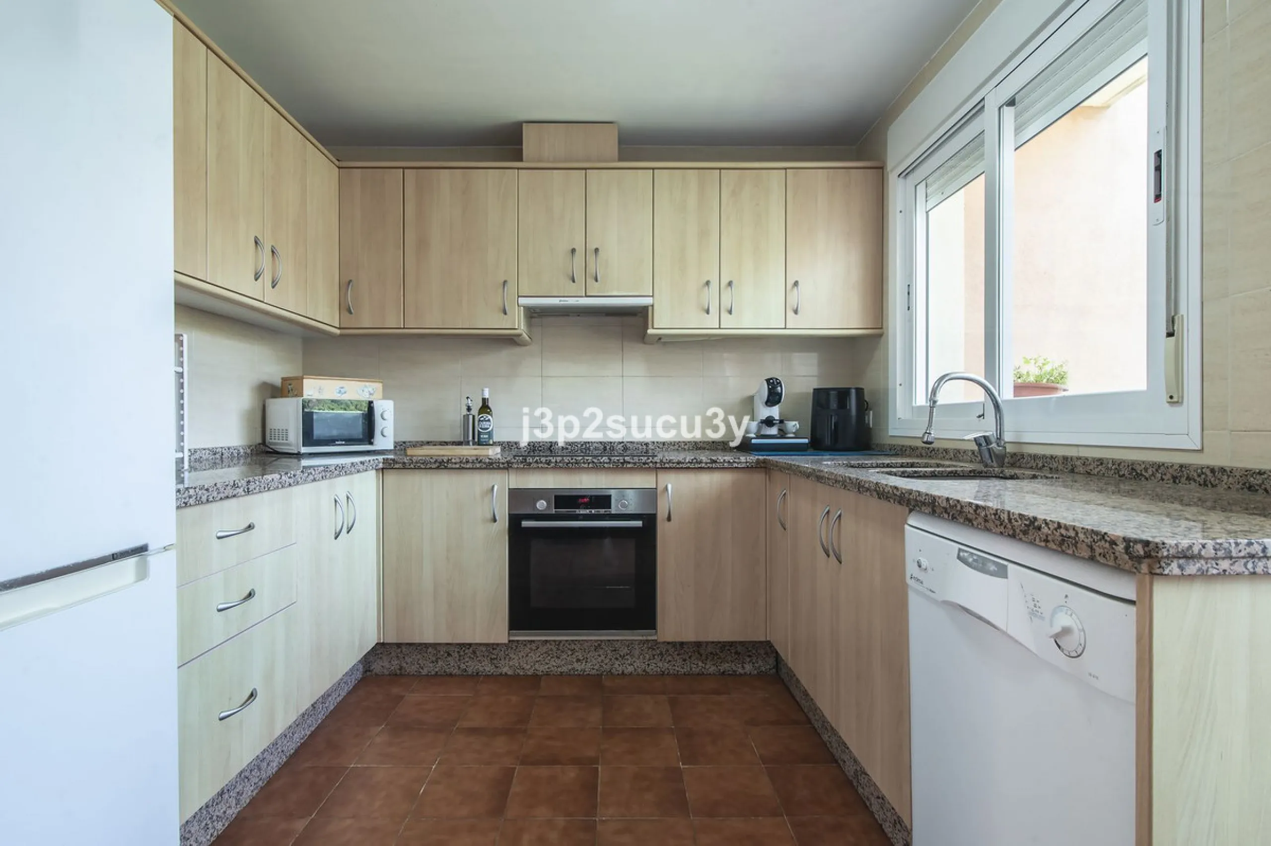 This semi-detached house is located in the hills of Sierra Bermeja, in the Forest Hills urbanisation of Estepona, nestled in nature and surrounded by lush vegetation and mountain air.
