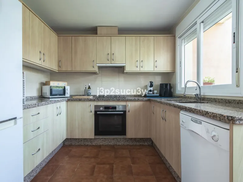 This semi-detached house is located in the hills of Sierra Bermeja, in the Forest Hills urbanisation of Estepona, nestled in nature and surrounded by lush vegetation and mountain air.