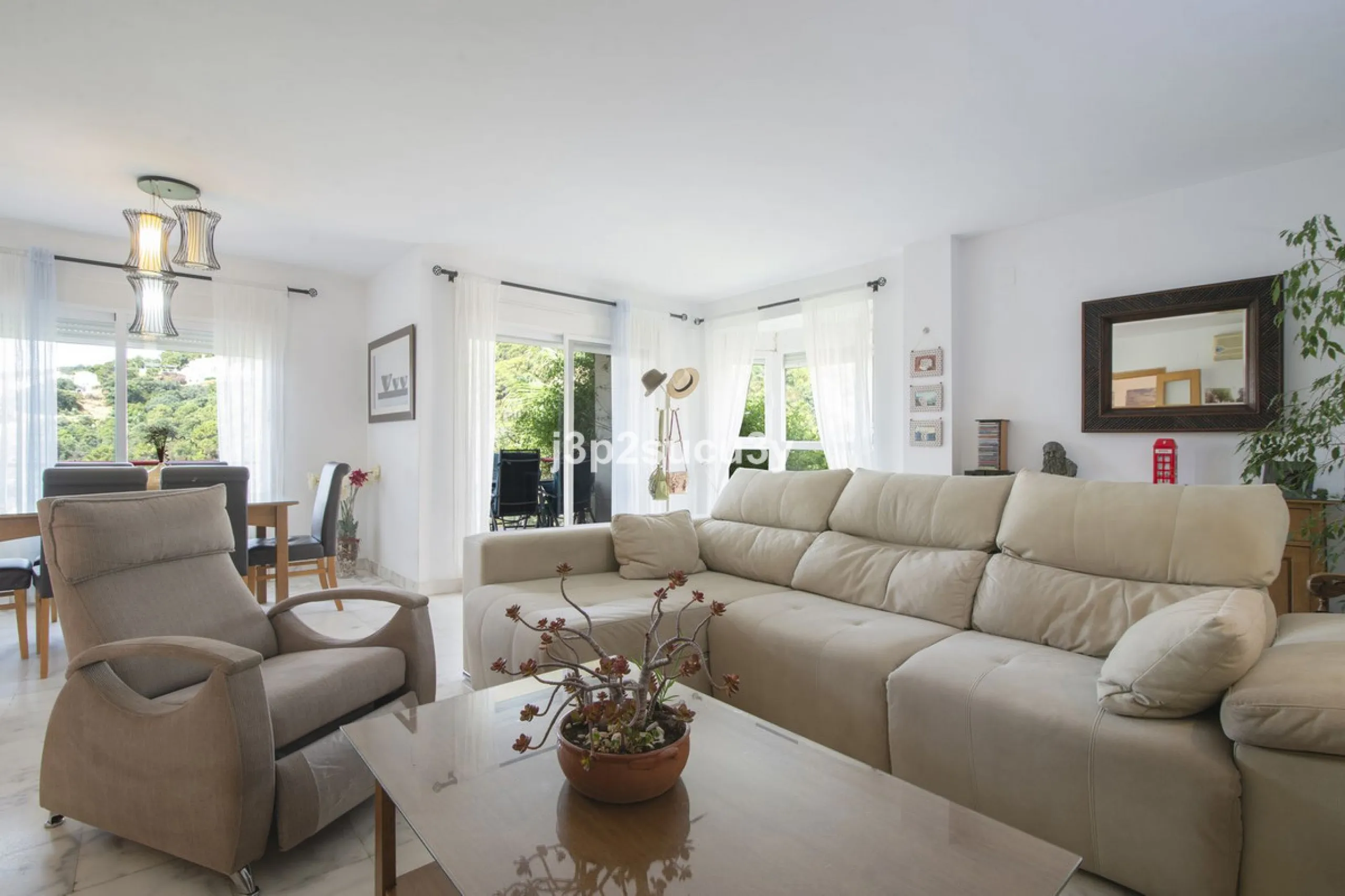 This semi-detached house is located in the hills of Sierra Bermeja, in the Forest Hills urbanisation of Estepona, nestled in nature and surrounded by lush vegetation and mountain air.