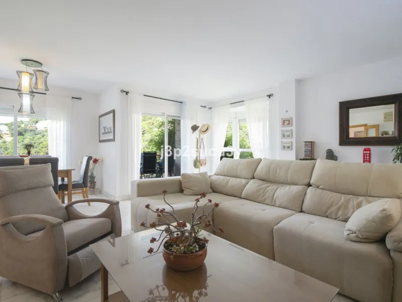 This semi-detached house is located in the hills of Sierra Bermeja, in the Forest Hills urbanisation of Estepona, nestled in nature and surrounded by lush vegetation and mountain air.