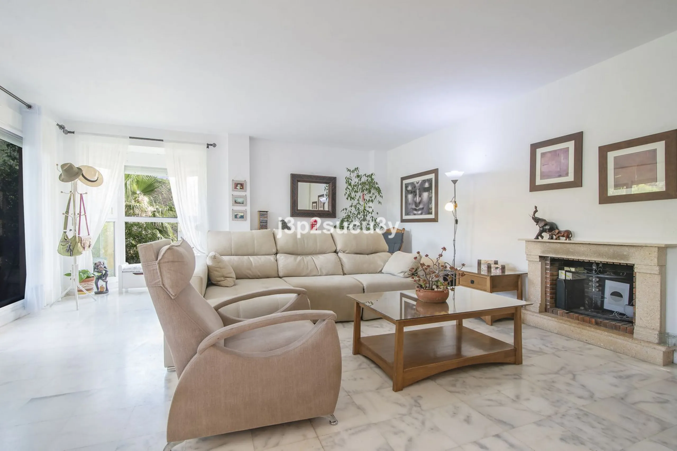 This semi-detached house is located in the hills of Sierra Bermeja, in the Forest Hills urbanisation of Estepona, nestled in nature and surrounded by lush vegetation and mountain air.
