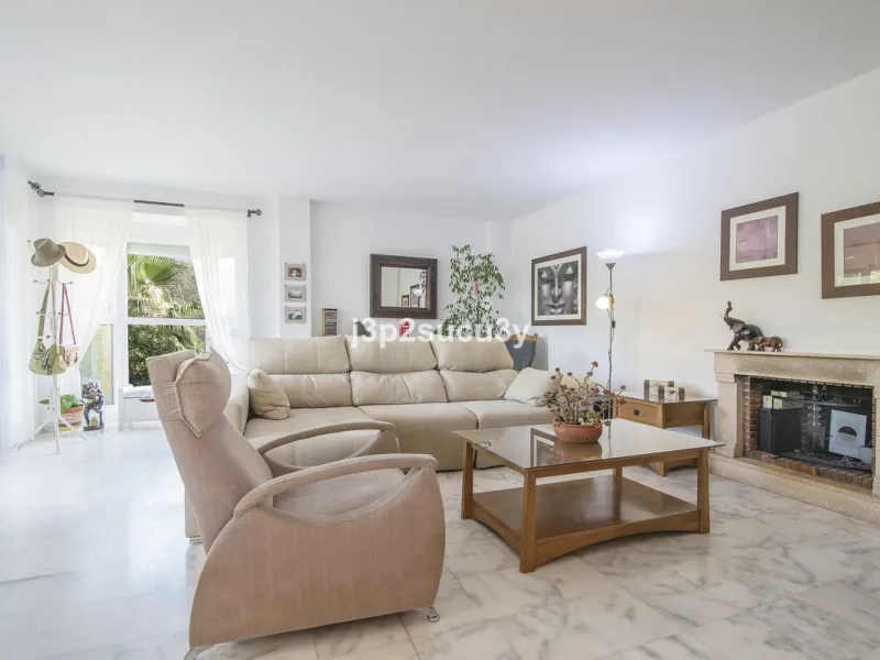 This semi-detached house is located in the hills of Sierra Bermeja, in the Forest Hills urbanisation of Estepona, nestled in nature and surrounded by lush vegetation and mountain air.