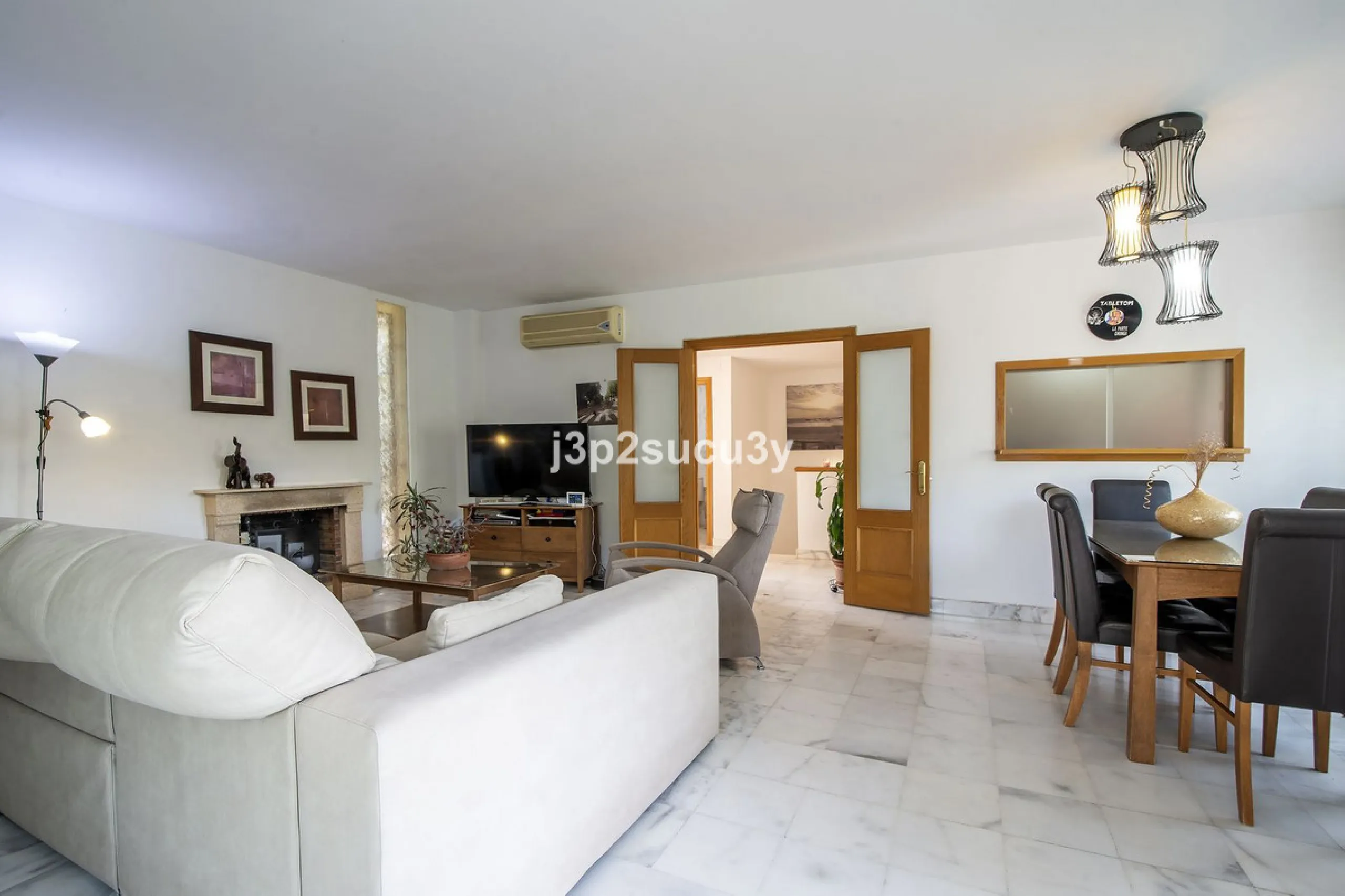 This semi-detached house is located in the hills of Sierra Bermeja, in the Forest Hills urbanisation of Estepona, nestled in nature and surrounded by lush vegetation and mountain air.