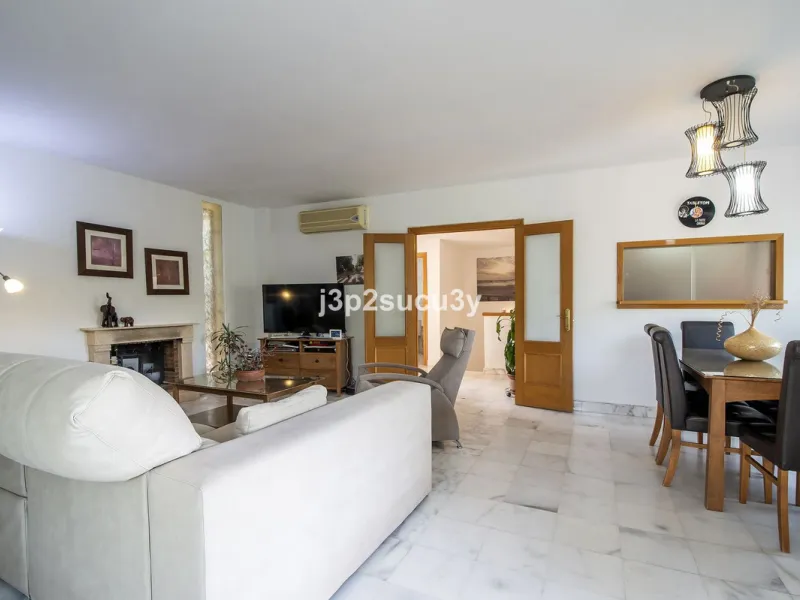This semi-detached house is located in the hills of Sierra Bermeja, in the Forest Hills urbanisation of Estepona, nestled in nature and surrounded by lush vegetation and mountain air.