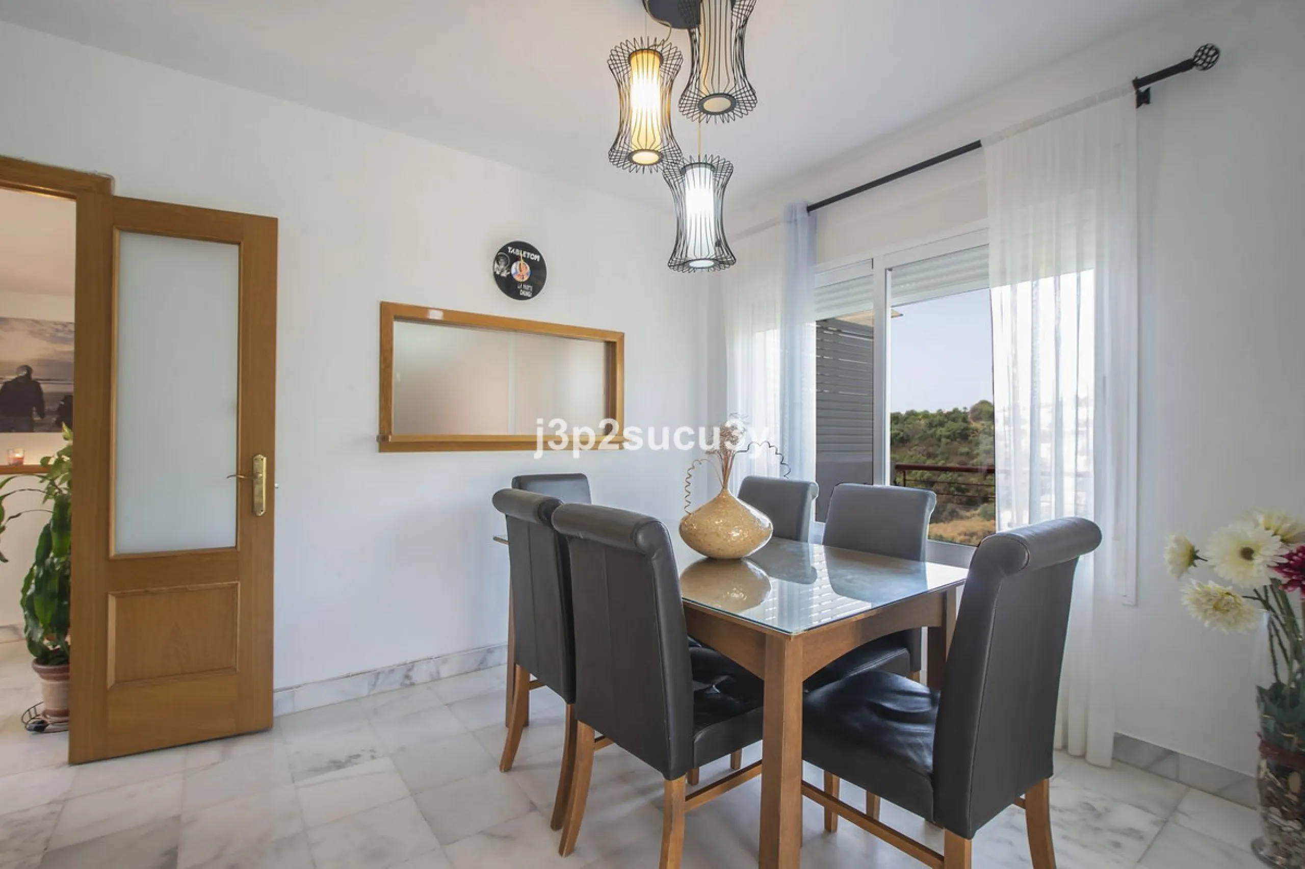 This semi-detached house is located in the hills of Sierra Bermeja, in the Forest Hills urbanisation of Estepona, nestled in nature and surrounded by lush vegetation and mountain air.