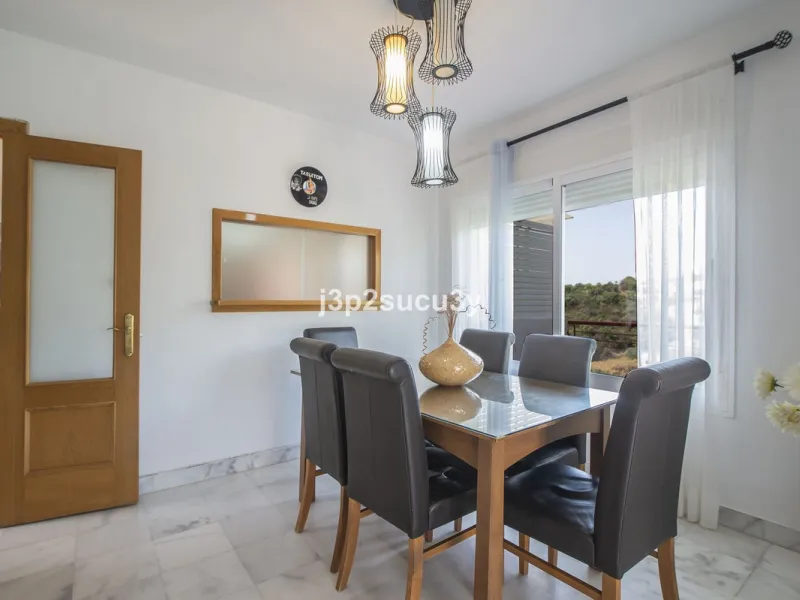 This semi-detached house is located in the hills of Sierra Bermeja, in the Forest Hills urbanisation of Estepona, nestled in nature and surrounded by lush vegetation and mountain air.