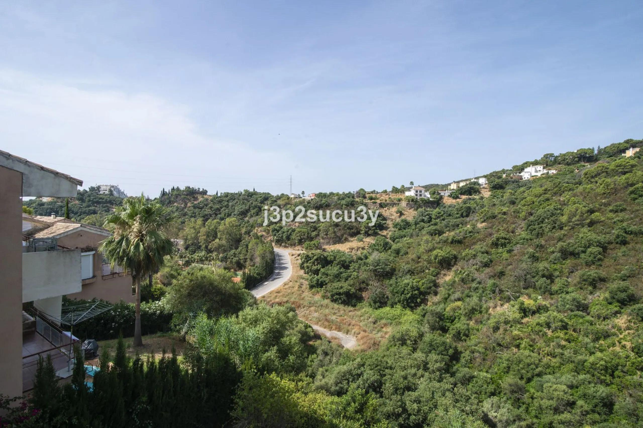 This semi-detached house is located in the hills of Sierra Bermeja, in the Forest Hills urbanisation of Estepona, nestled in nature and surrounded by lush vegetation and mountain air.