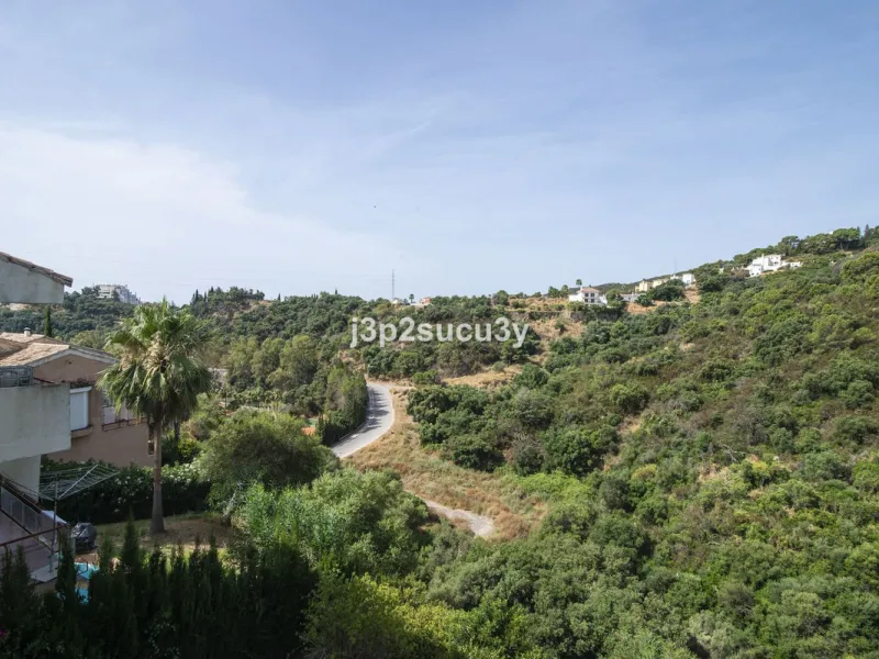This semi-detached house is located in the hills of Sierra Bermeja, in the Forest Hills urbanisation of Estepona, nestled in nature and surrounded by lush vegetation and mountain air.