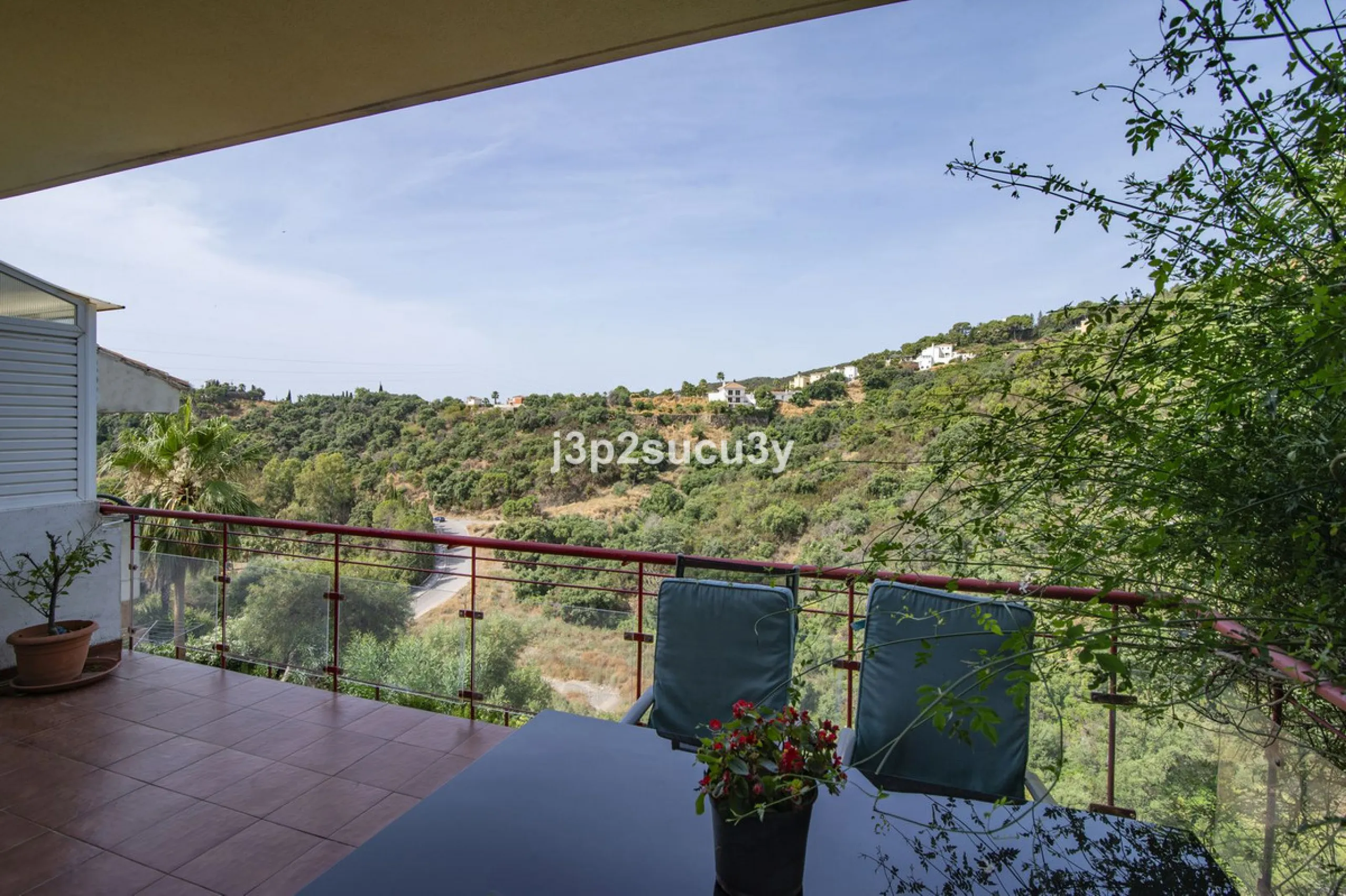 This semi-detached house is located in the hills of Sierra Bermeja, in the Forest Hills urbanisation of Estepona, nestled in nature and surrounded by lush vegetation and mountain air.