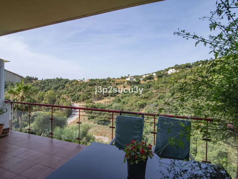 This semi-detached house is located in the hills of Sierra Bermeja, in the Forest Hills urbanisation of Estepona, nestled in nature and surrounded by lush vegetation and mountain air.