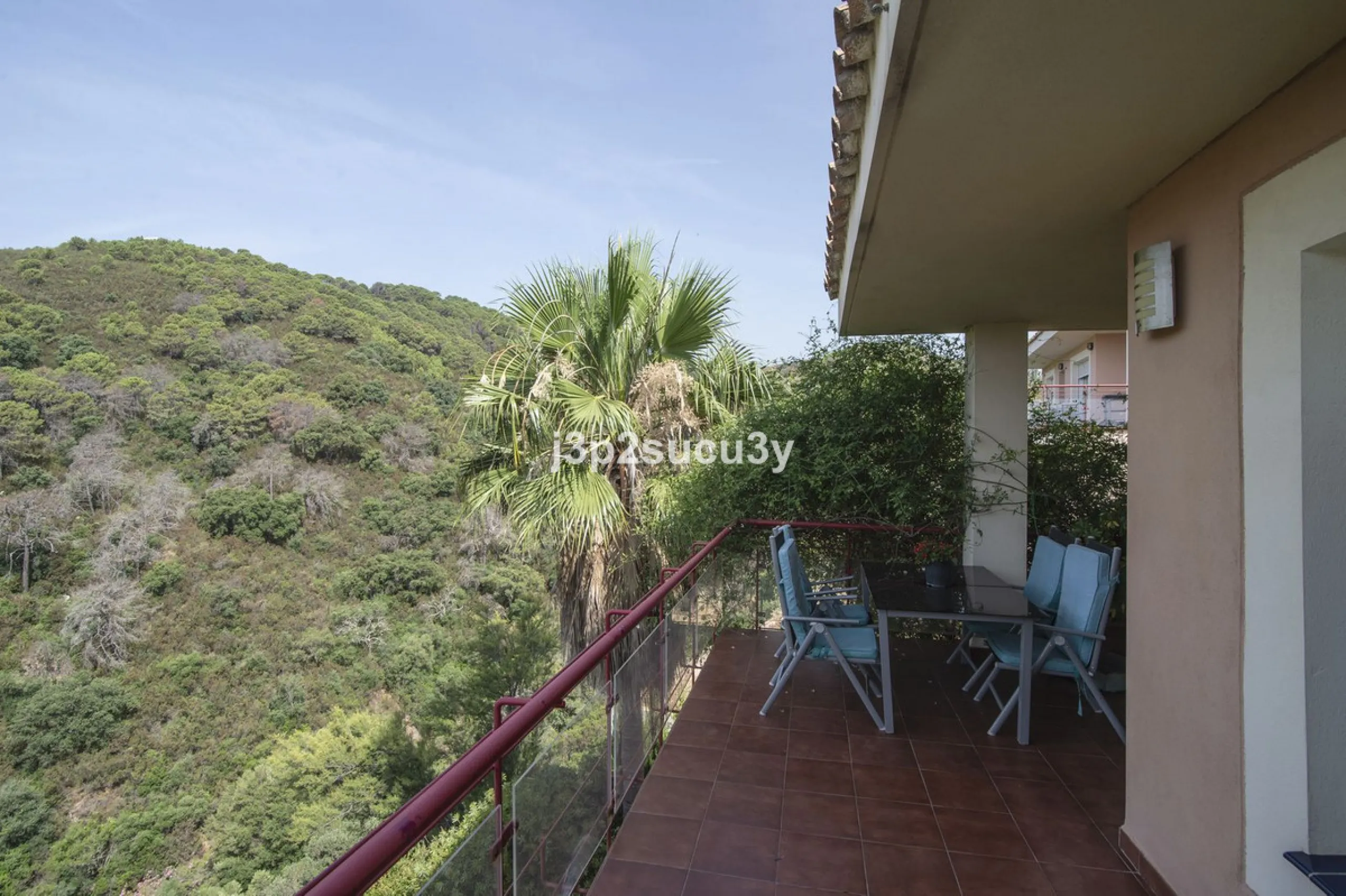 This semi-detached house is located in the hills of Sierra Bermeja, in the Forest Hills urbanisation of Estepona, nestled in nature and surrounded by lush vegetation and mountain air.