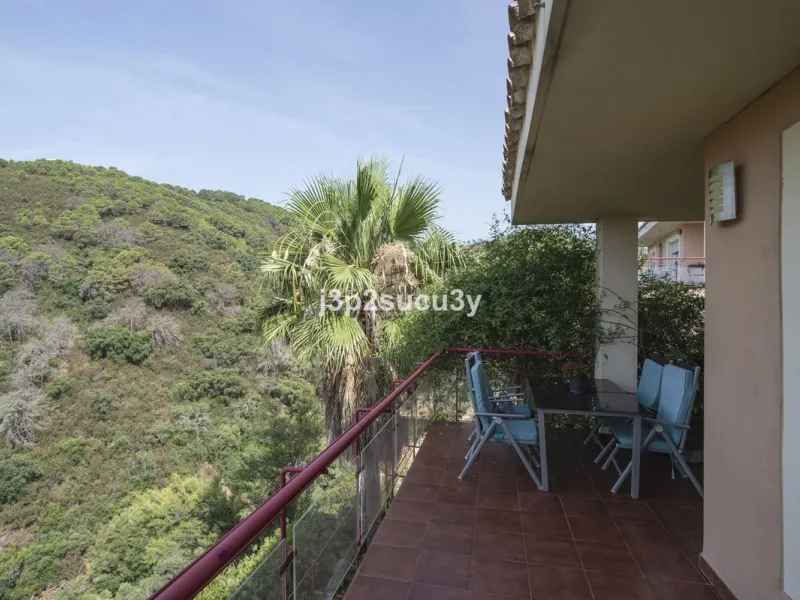 This semi-detached house is located in the hills of Sierra Bermeja, in the Forest Hills urbanisation of Estepona, nestled in nature and surrounded by lush vegetation and mountain air.
