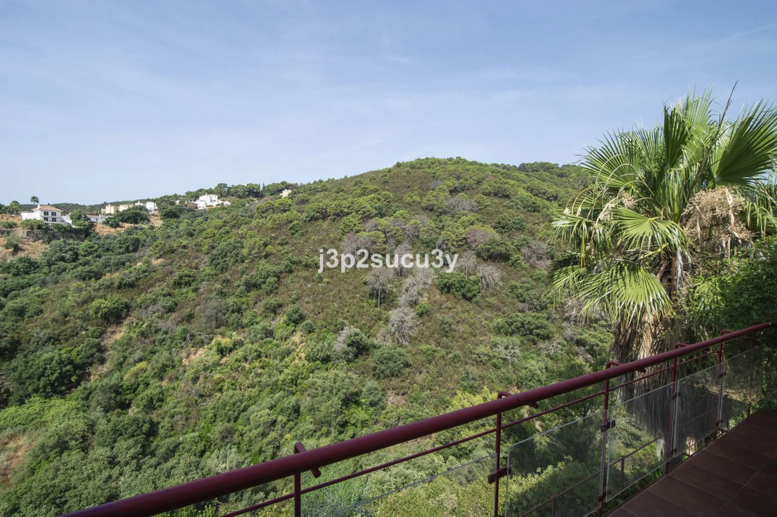 This semi-detached house is located in the hills of Sierra Bermeja, in the Forest Hills urbanisation of Estepona, nestled in nature and surrounded by lush vegetation and mountain air.
