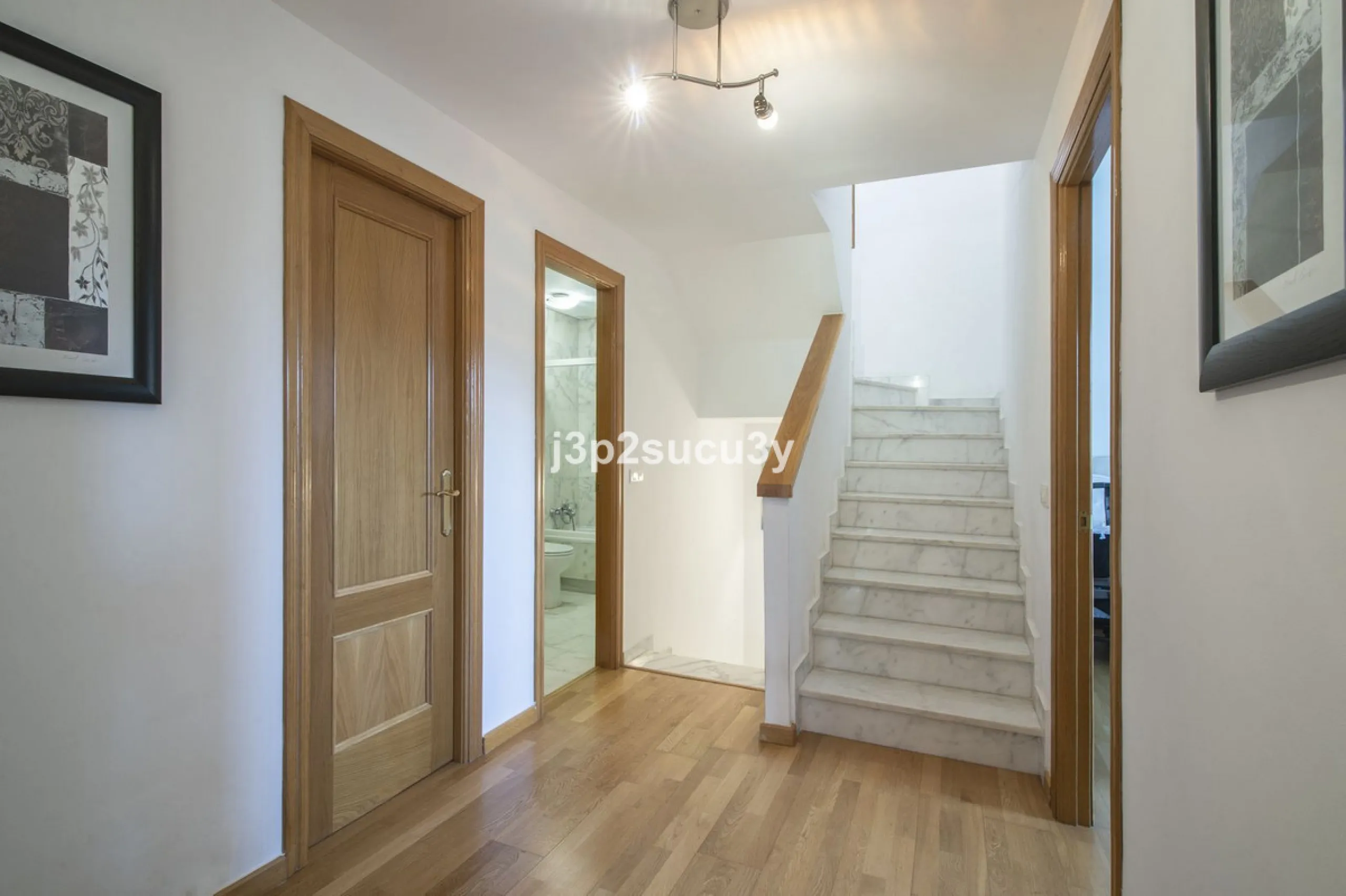This semi-detached house is located in the hills of Sierra Bermeja, in the Forest Hills urbanisation of Estepona, nestled in nature and surrounded by lush vegetation and mountain air.