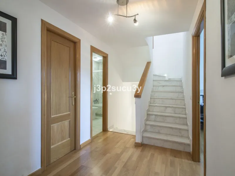 This semi-detached house is located in the hills of Sierra Bermeja, in the Forest Hills urbanisation of Estepona, nestled in nature and surrounded by lush vegetation and mountain air.