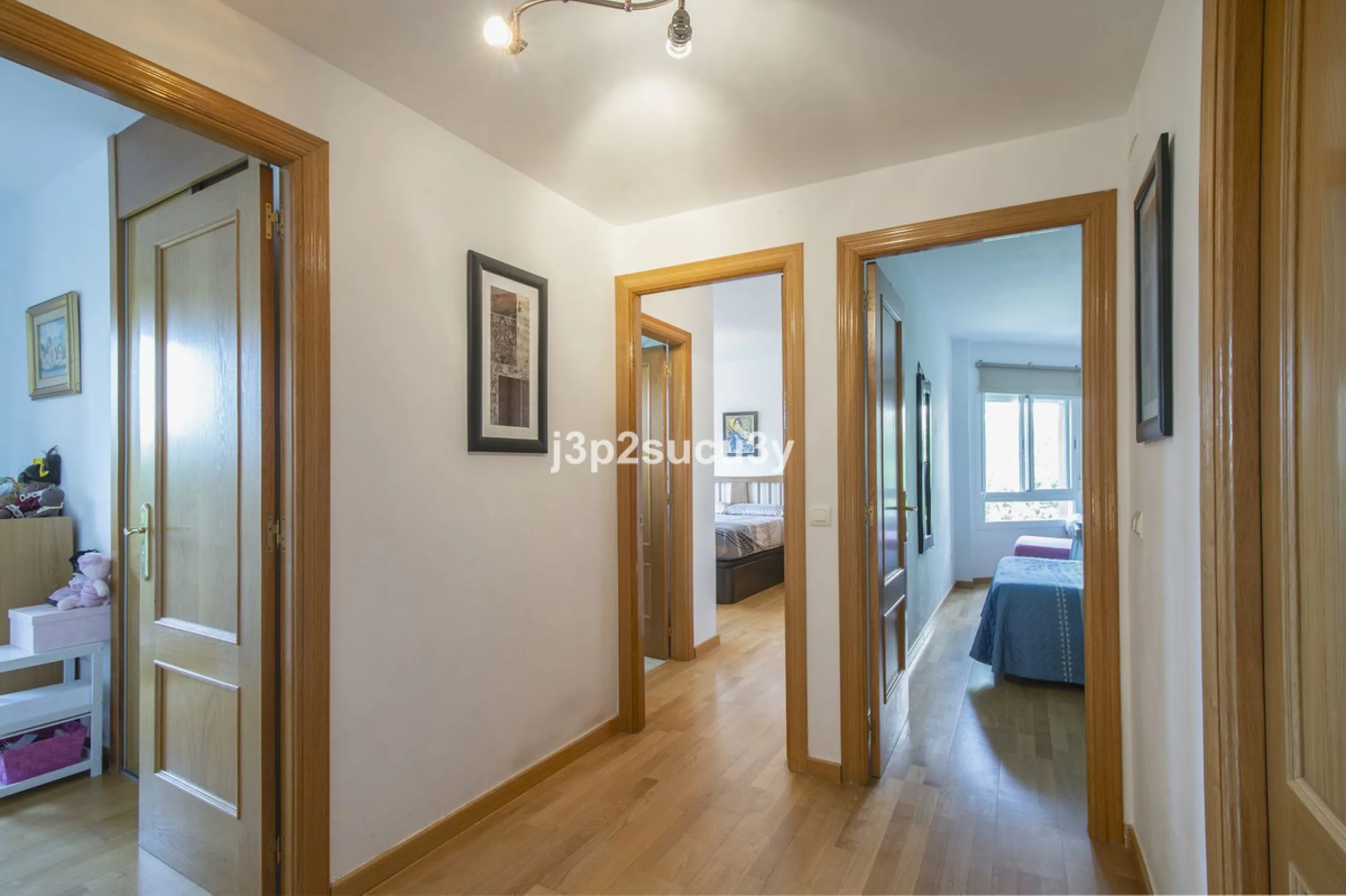 This semi-detached house is located in the hills of Sierra Bermeja, in the Forest Hills urbanisation of Estepona, nestled in nature and surrounded by lush vegetation and mountain air.