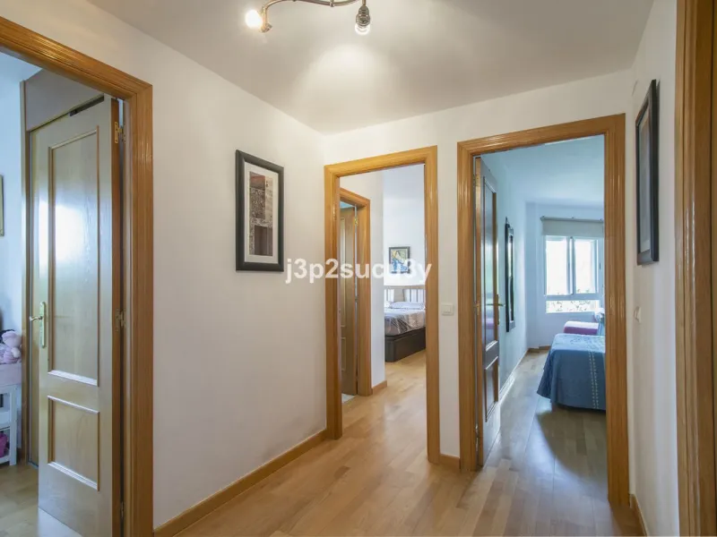 This semi-detached house is located in the hills of Sierra Bermeja, in the Forest Hills urbanisation of Estepona, nestled in nature and surrounded by lush vegetation and mountain air.