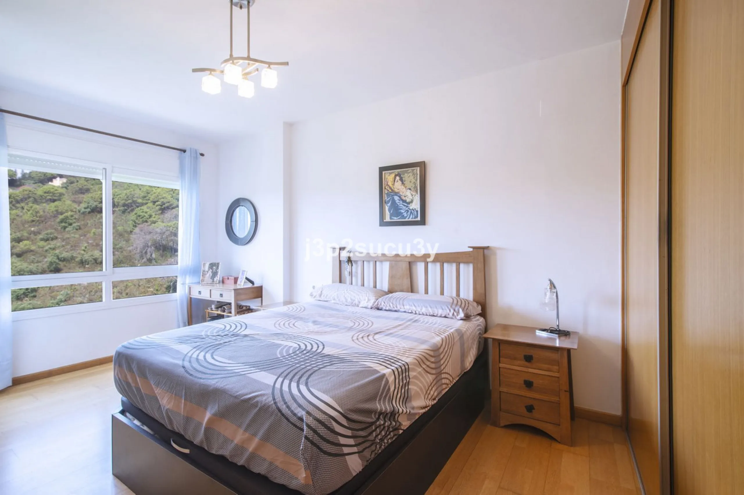 This semi-detached house is located in the hills of Sierra Bermeja, in the Forest Hills urbanisation of Estepona, nestled in nature and surrounded by lush vegetation and mountain air.