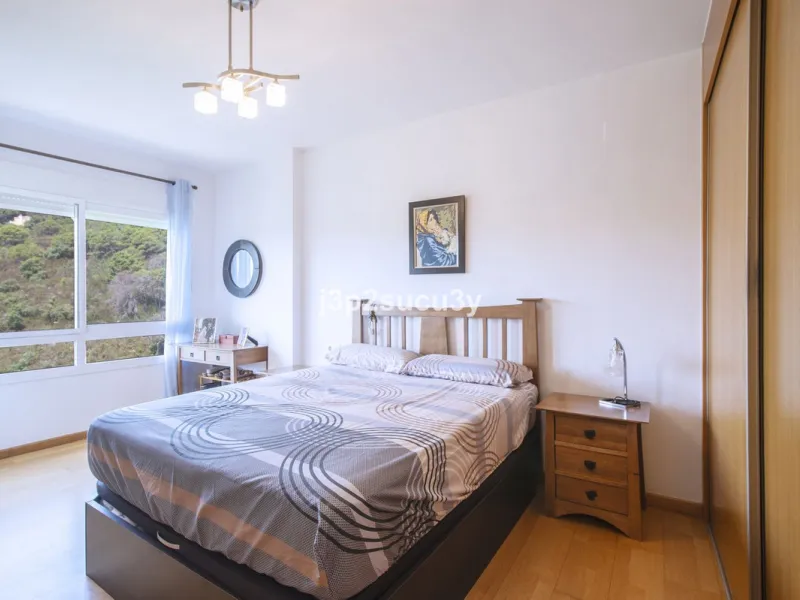 This semi-detached house is located in the hills of Sierra Bermeja, in the Forest Hills urbanisation of Estepona, nestled in nature and surrounded by lush vegetation and mountain air.