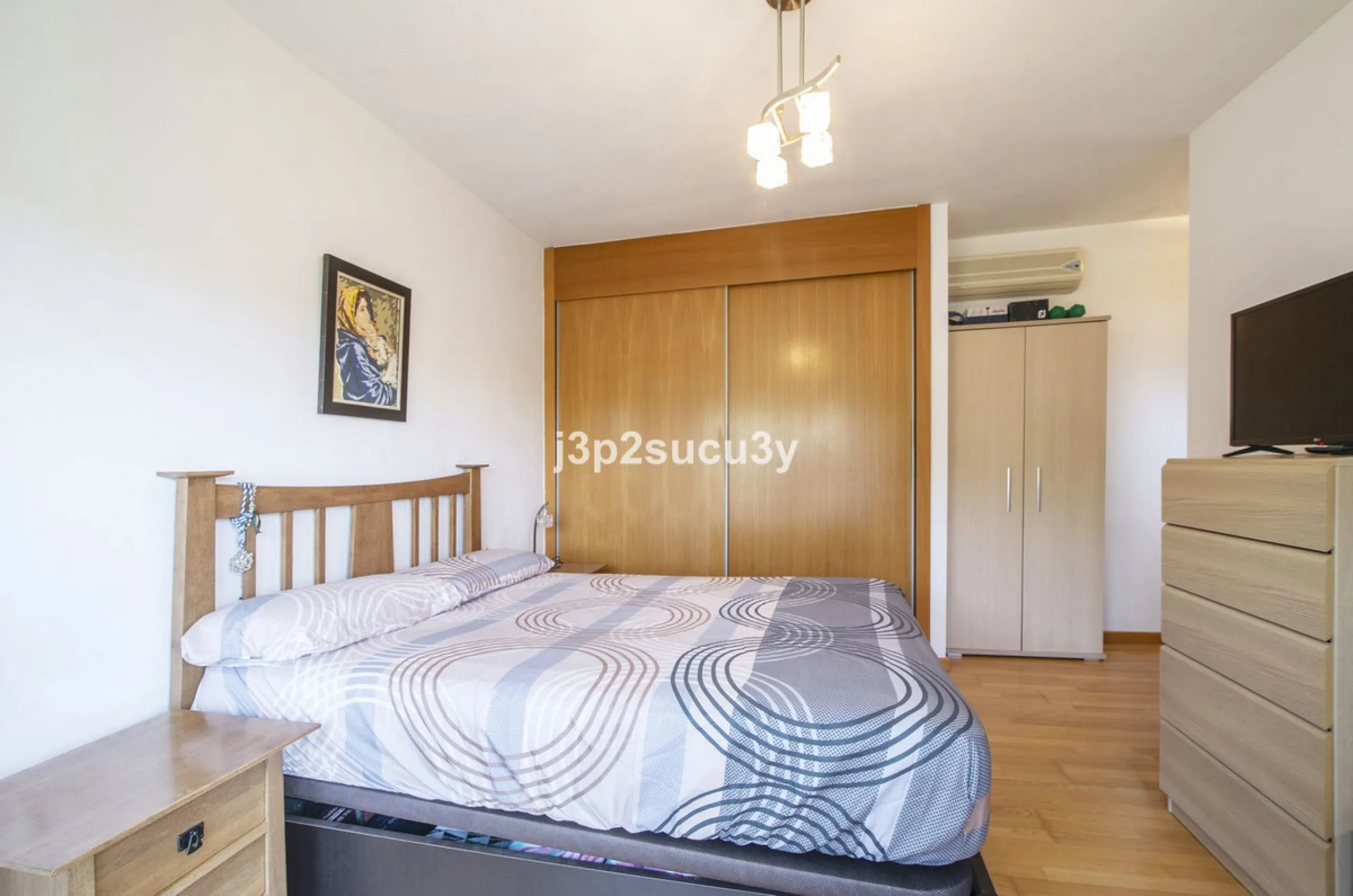 This semi-detached house is located in the hills of Sierra Bermeja, in the Forest Hills urbanisation of Estepona, nestled in nature and surrounded by lush vegetation and mountain air.