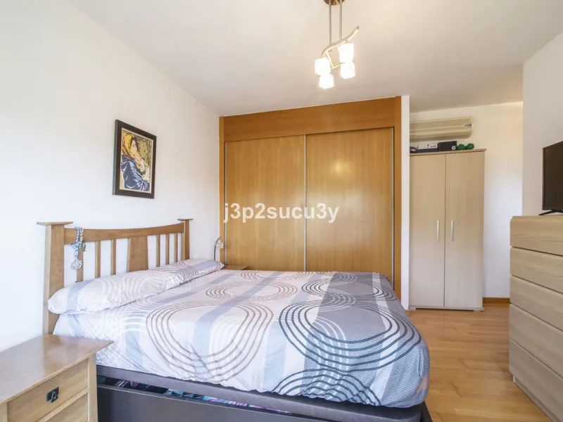 This semi-detached house is located in the hills of Sierra Bermeja, in the Forest Hills urbanisation of Estepona, nestled in nature and surrounded by lush vegetation and mountain air.
