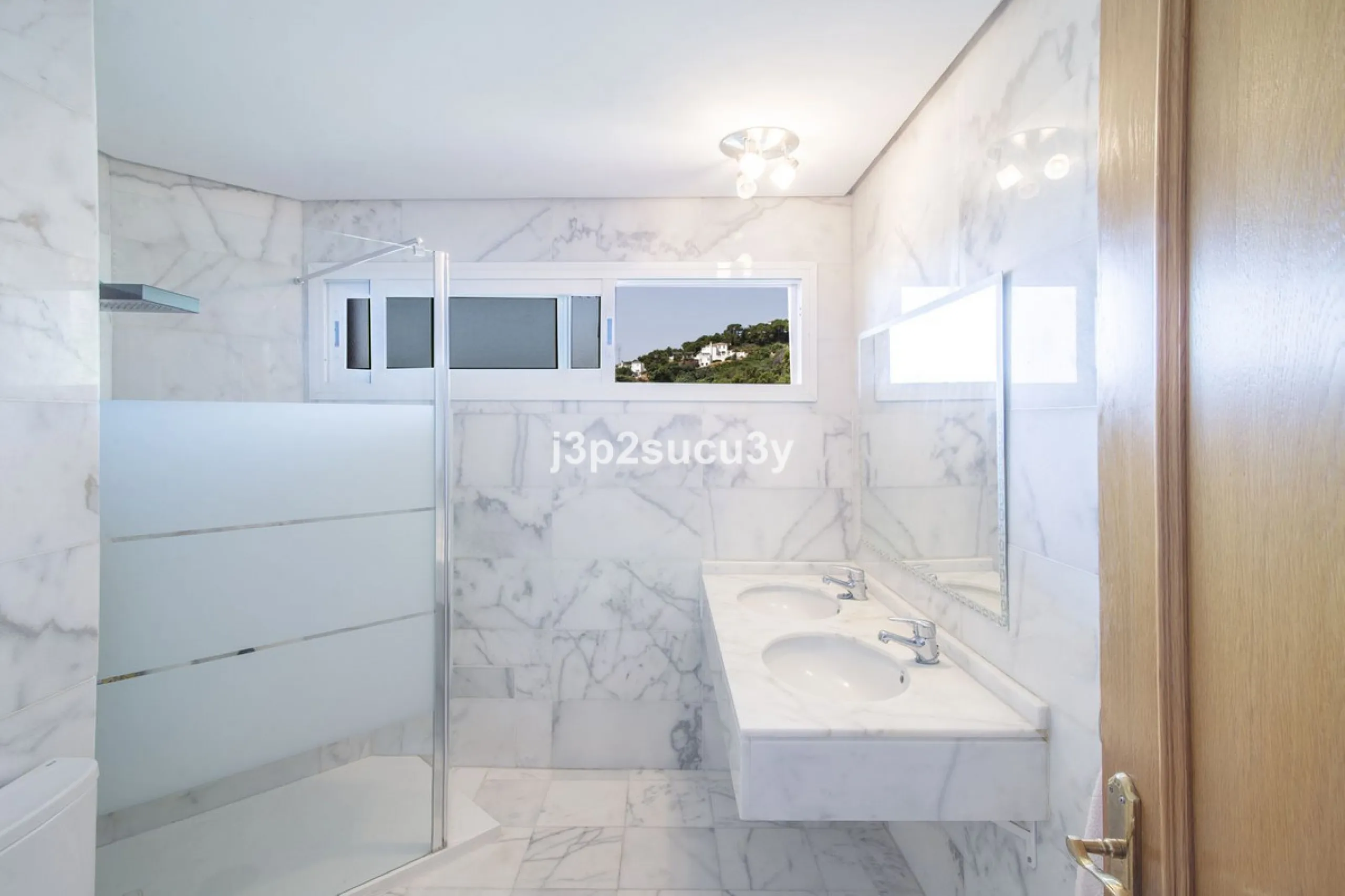 This semi-detached house is located in the hills of Sierra Bermeja, in the Forest Hills urbanisation of Estepona, nestled in nature and surrounded by lush vegetation and mountain air.