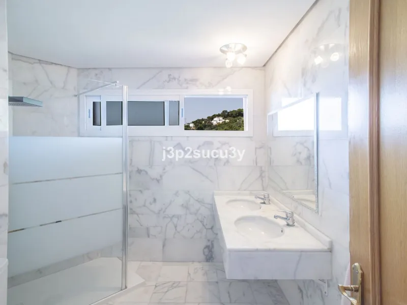 This semi-detached house is located in the hills of Sierra Bermeja, in the Forest Hills urbanisation of Estepona, nestled in nature and surrounded by lush vegetation and mountain air.
