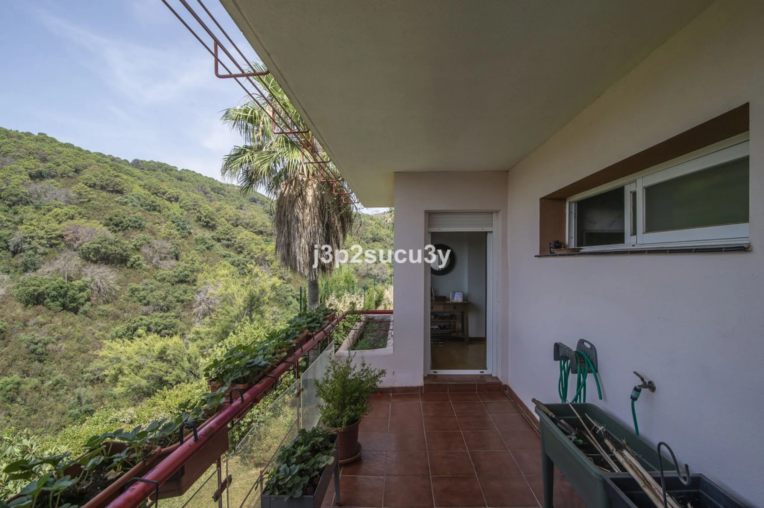 This semi-detached house is located in the hills of Sierra Bermeja, in the Forest Hills urbanisation of Estepona, nestled in nature and surrounded by lush vegetation and mountain air.
