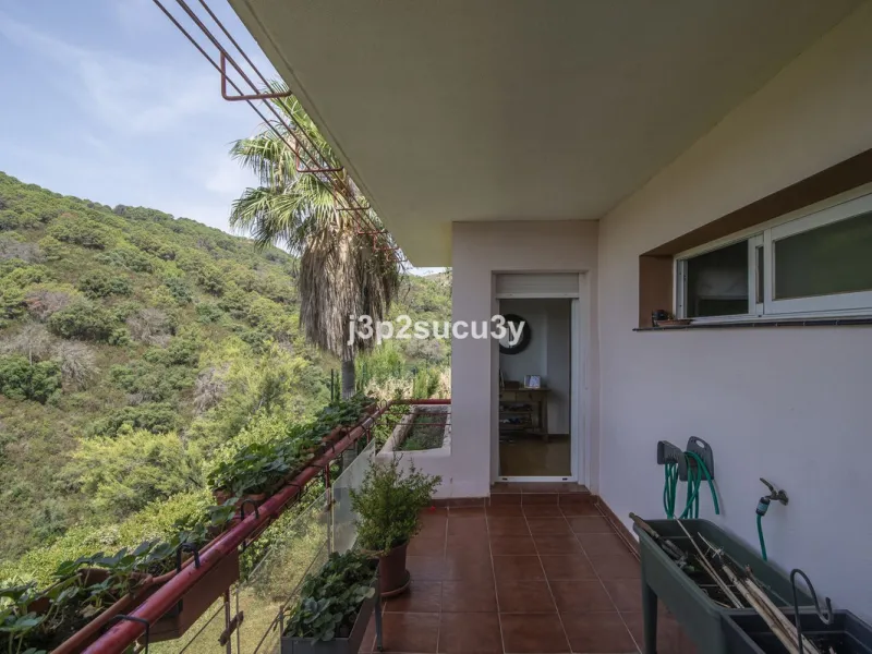 This semi-detached house is located in the hills of Sierra Bermeja, in the Forest Hills urbanisation of Estepona, nestled in nature and surrounded by lush vegetation and mountain air.