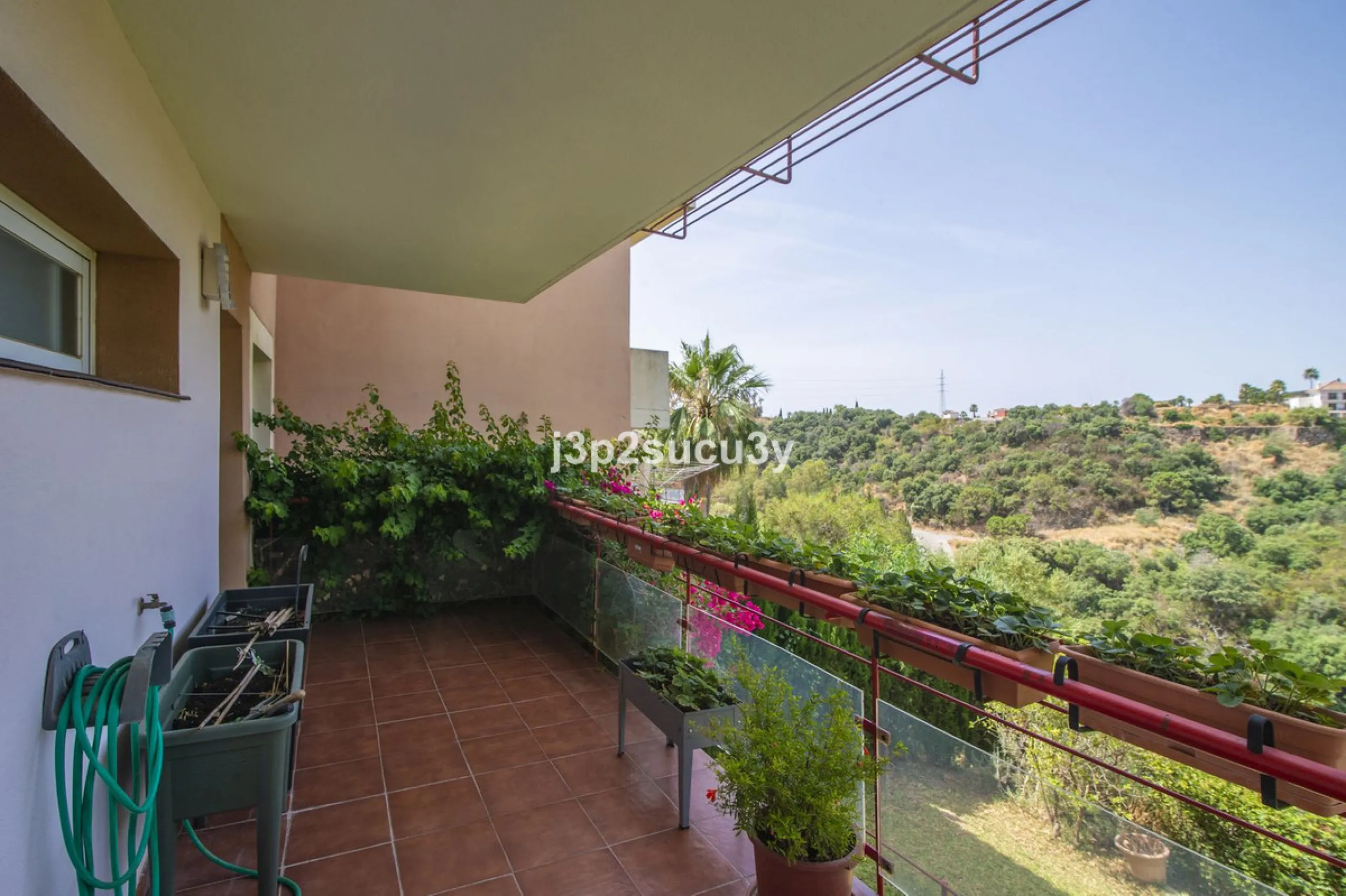 This semi-detached house is located in the hills of Sierra Bermeja, in the Forest Hills urbanisation of Estepona, nestled in nature and surrounded by lush vegetation and mountain air.