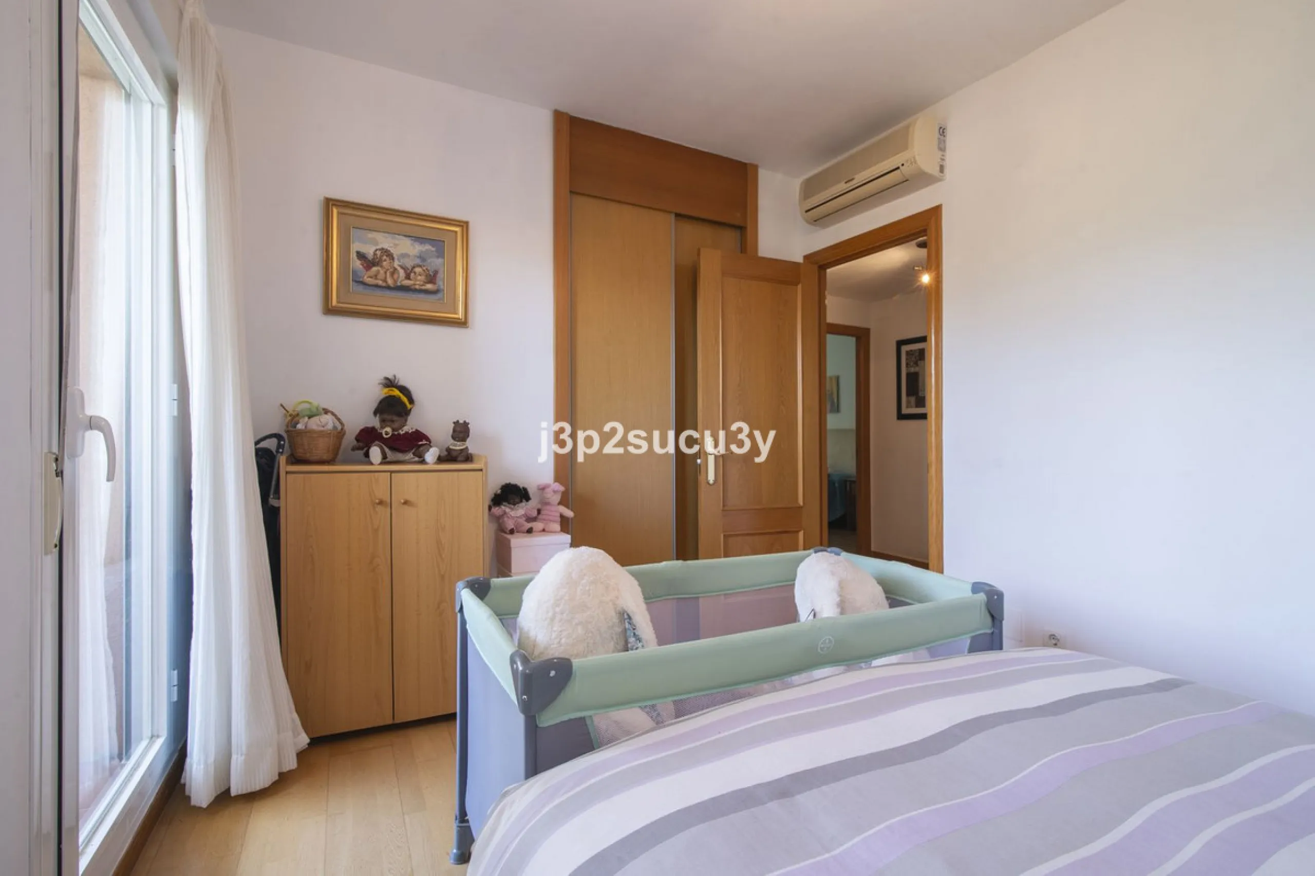 This semi-detached house is located in the hills of Sierra Bermeja, in the Forest Hills urbanisation of Estepona, nestled in nature and surrounded by lush vegetation and mountain air.