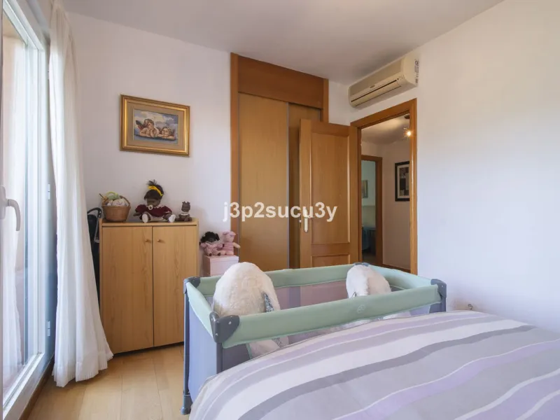 This semi-detached house is located in the hills of Sierra Bermeja, in the Forest Hills urbanisation of Estepona, nestled in nature and surrounded by lush vegetation and mountain air.
