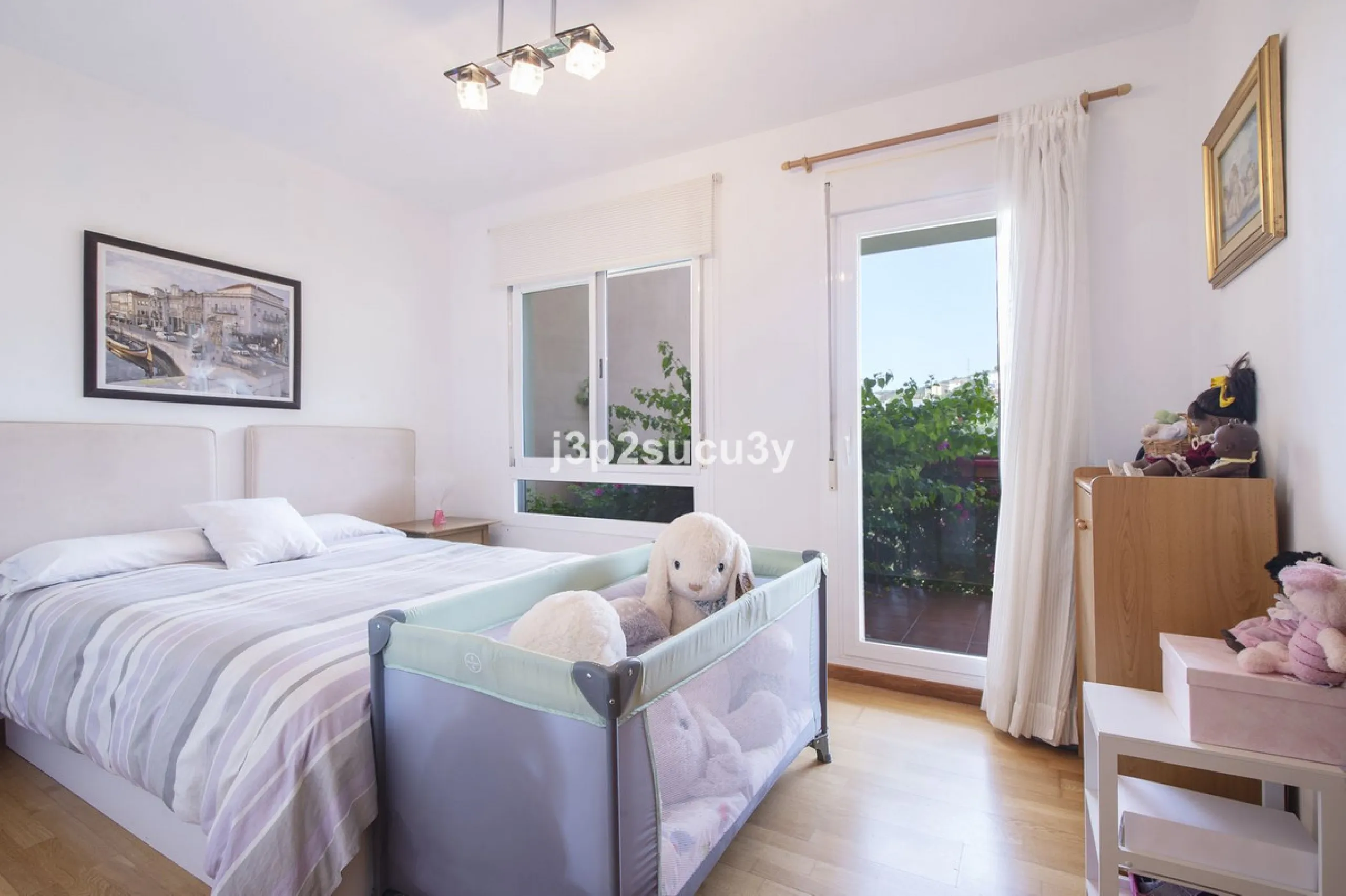 This semi-detached house is located in the hills of Sierra Bermeja, in the Forest Hills urbanisation of Estepona, nestled in nature and surrounded by lush vegetation and mountain air.