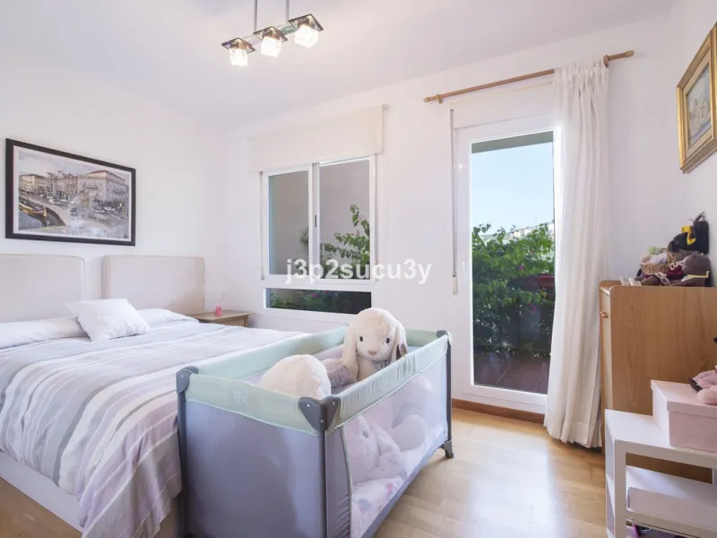 This semi-detached house is located in the hills of Sierra Bermeja, in the Forest Hills urbanisation of Estepona, nestled in nature and surrounded by lush vegetation and mountain air.