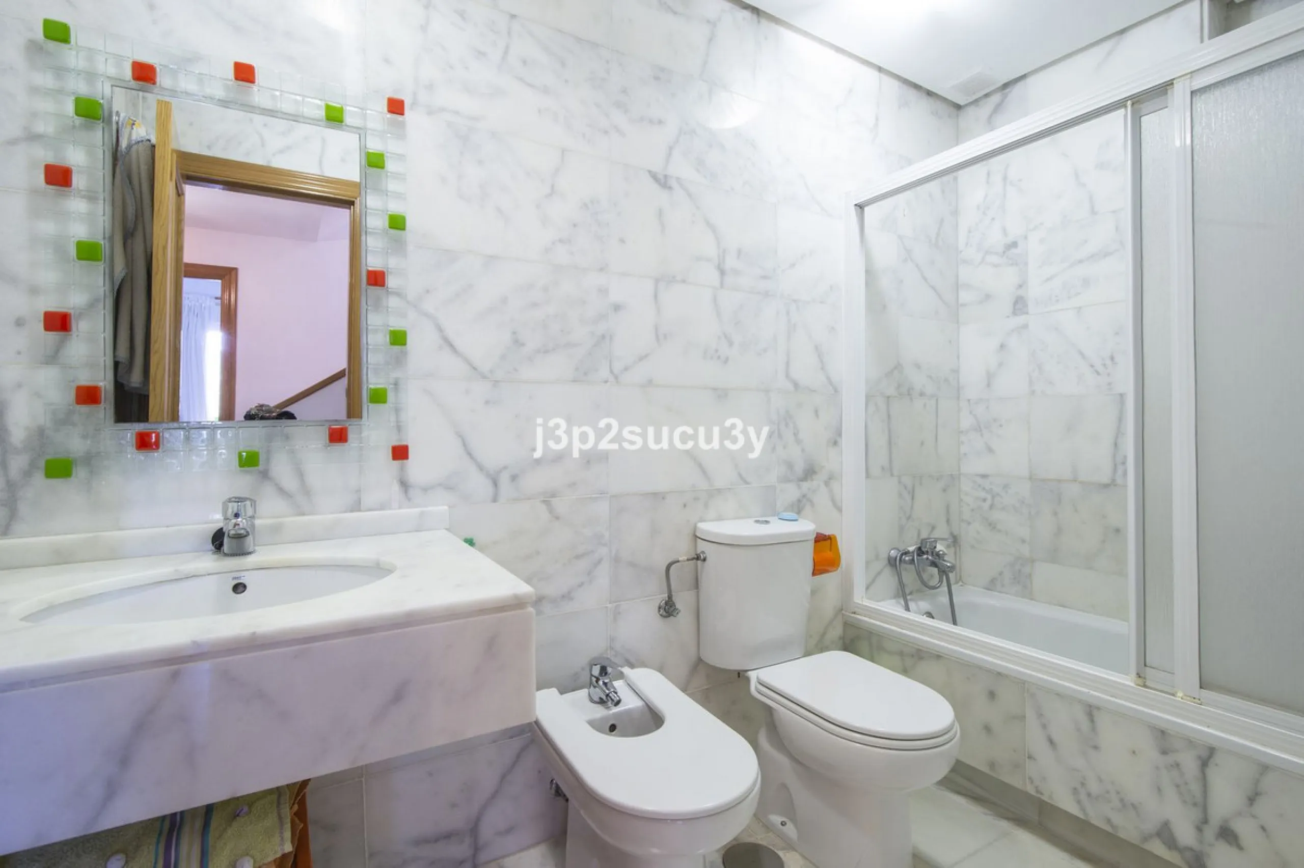 This semi-detached house is located in the hills of Sierra Bermeja, in the Forest Hills urbanisation of Estepona, nestled in nature and surrounded by lush vegetation and mountain air.