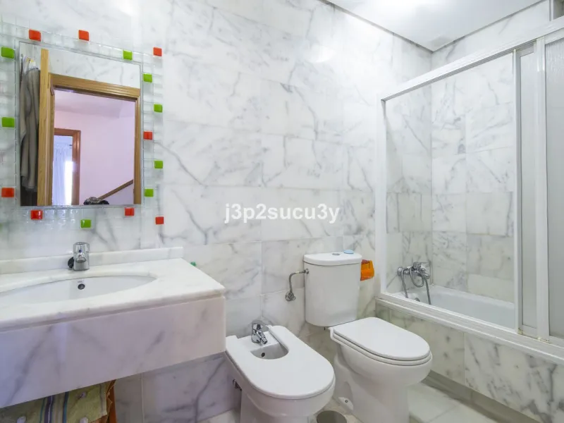 This semi-detached house is located in the hills of Sierra Bermeja, in the Forest Hills urbanisation of Estepona, nestled in nature and surrounded by lush vegetation and mountain air.