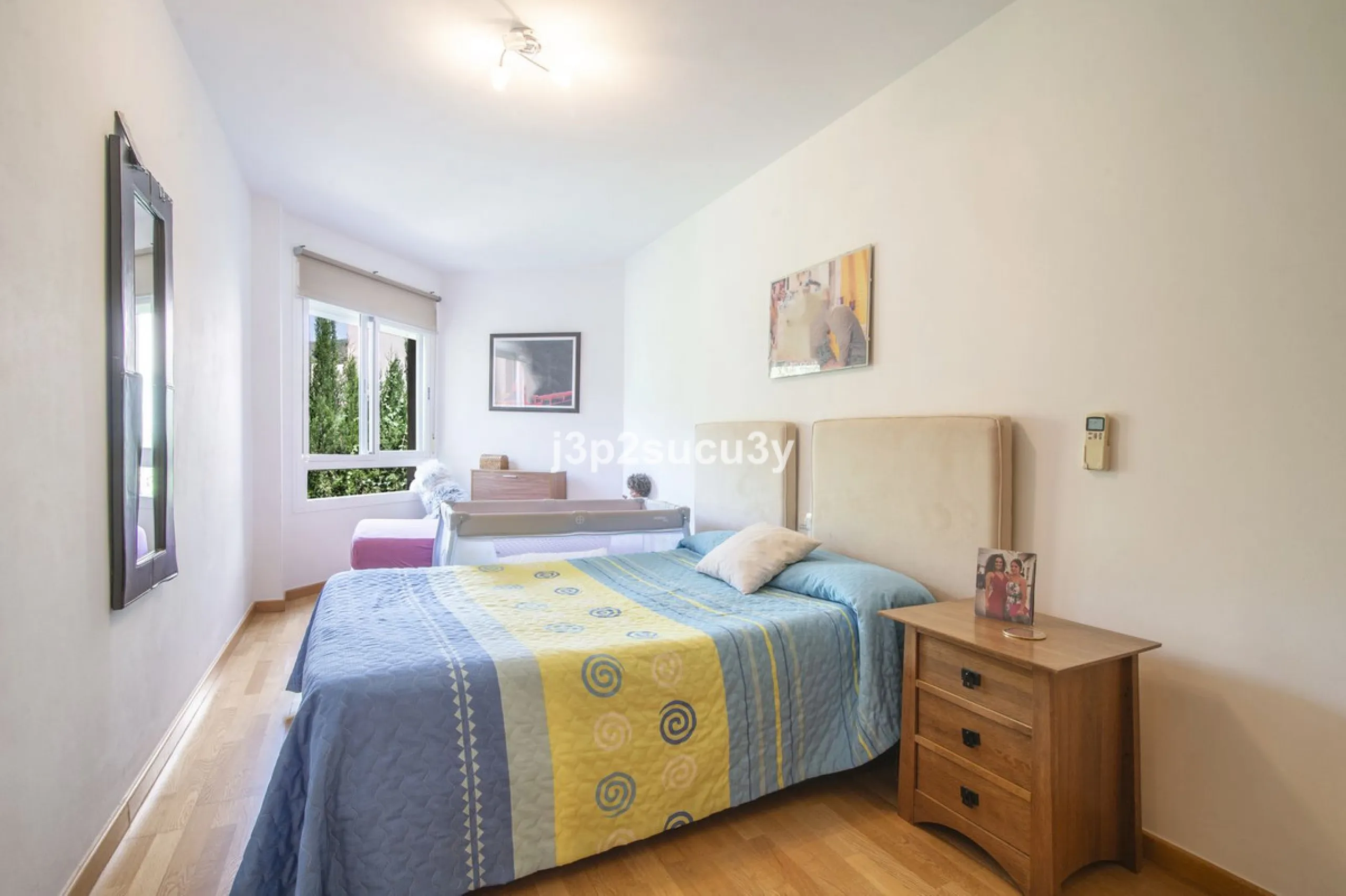This semi-detached house is located in the hills of Sierra Bermeja, in the Forest Hills urbanisation of Estepona, nestled in nature and surrounded by lush vegetation and mountain air.